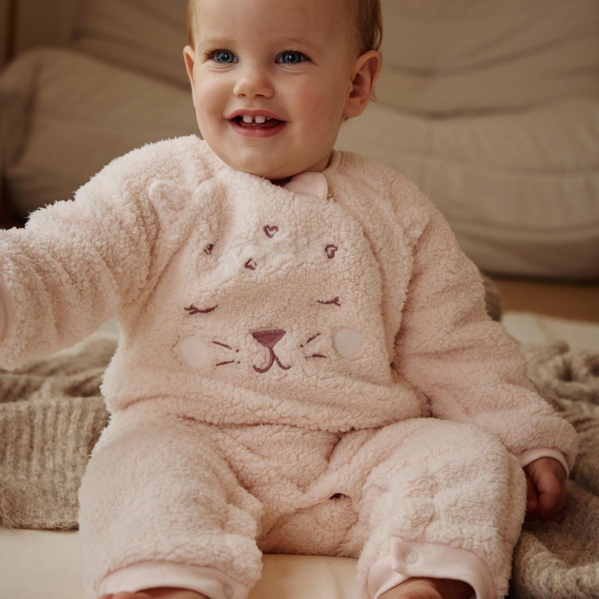 Voir la diapositive 5 : Petit BÃ©guin Surpyjama bébé en sherpa matcha