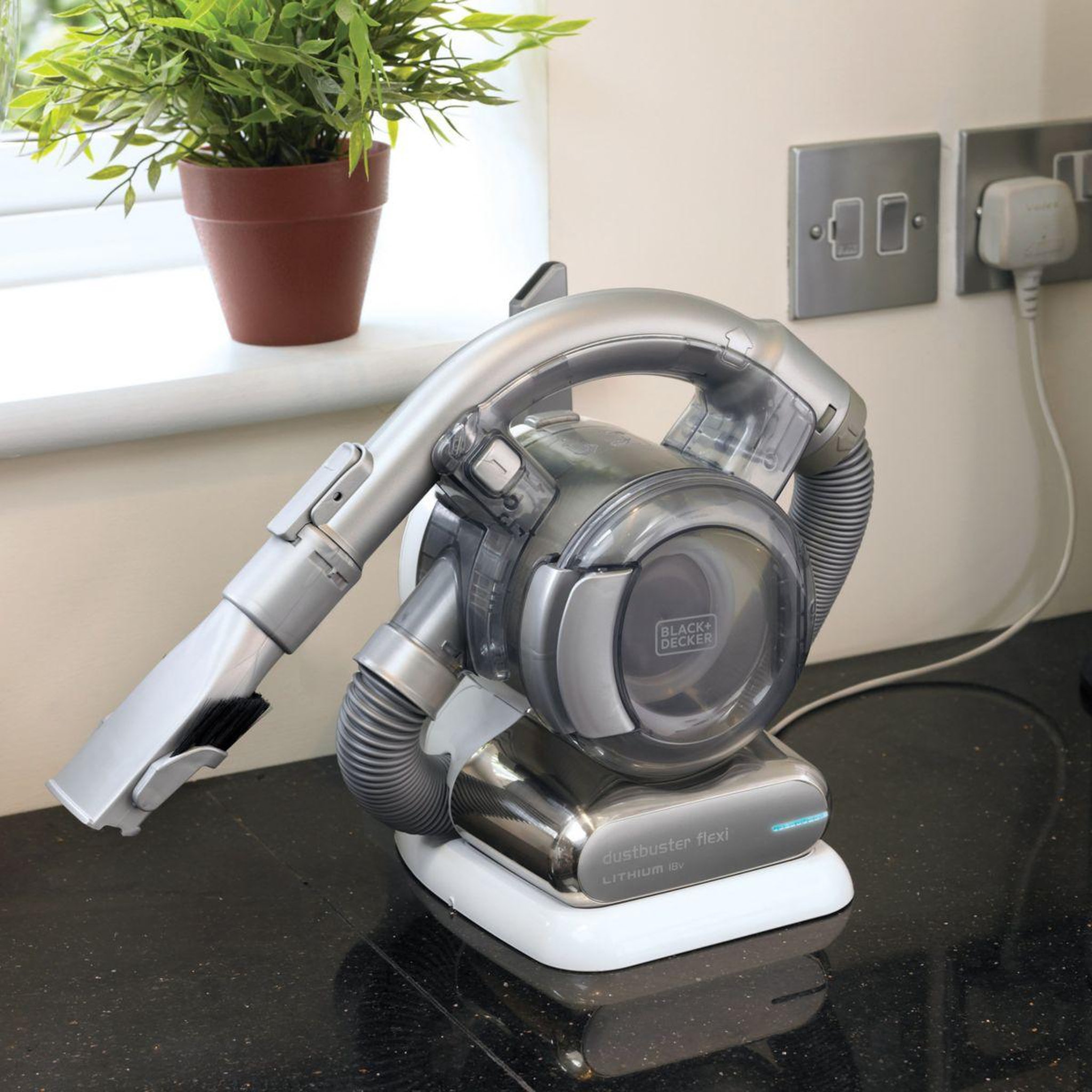 Voir la diapositive 4 : Black et Decker Aspirateur main pd1820l