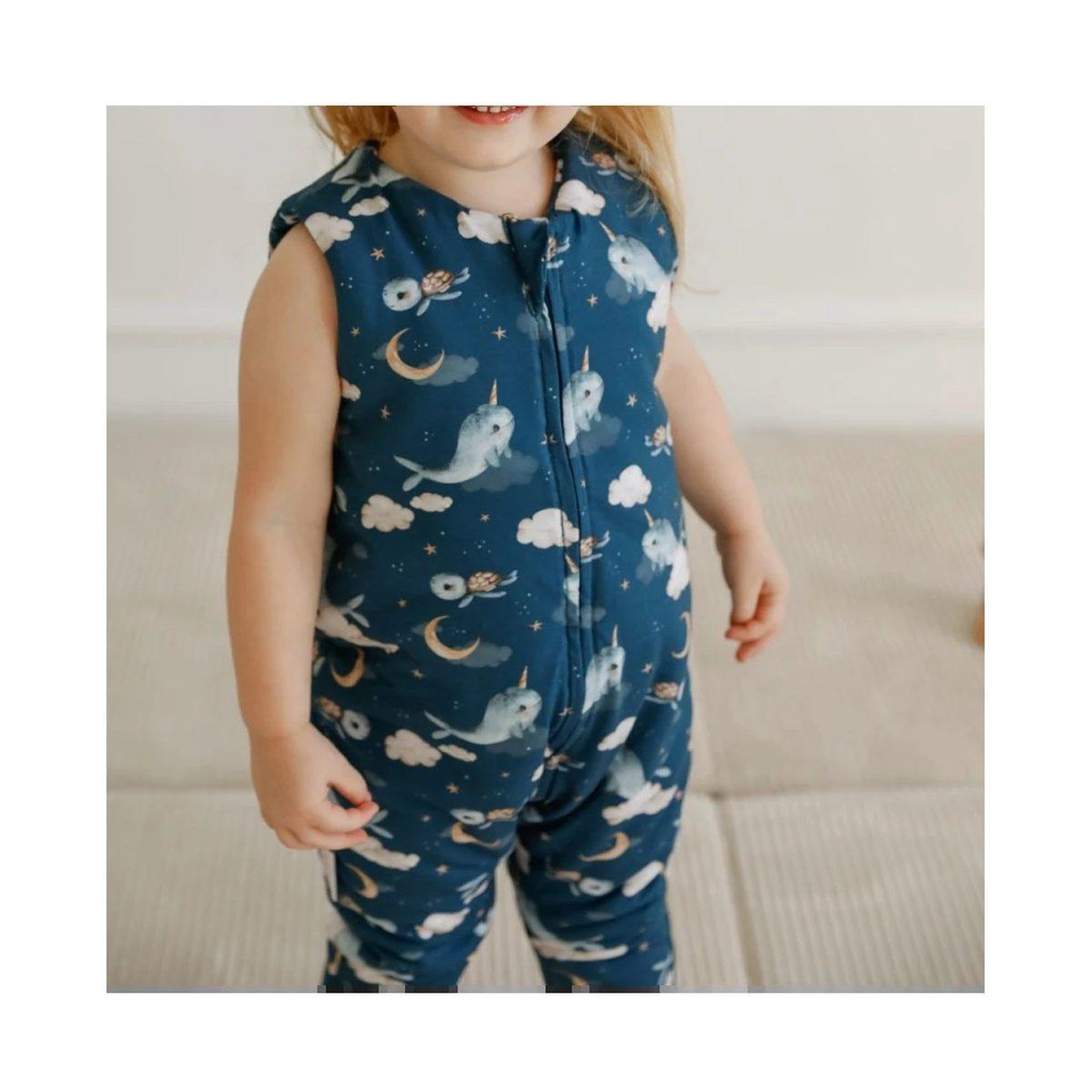 Voir la diapositive 2 : WALDIN Gigoteuse à jambes en coton 2,5 TOG - taille S (1-2 ans) - motif baleine, bleu foncé