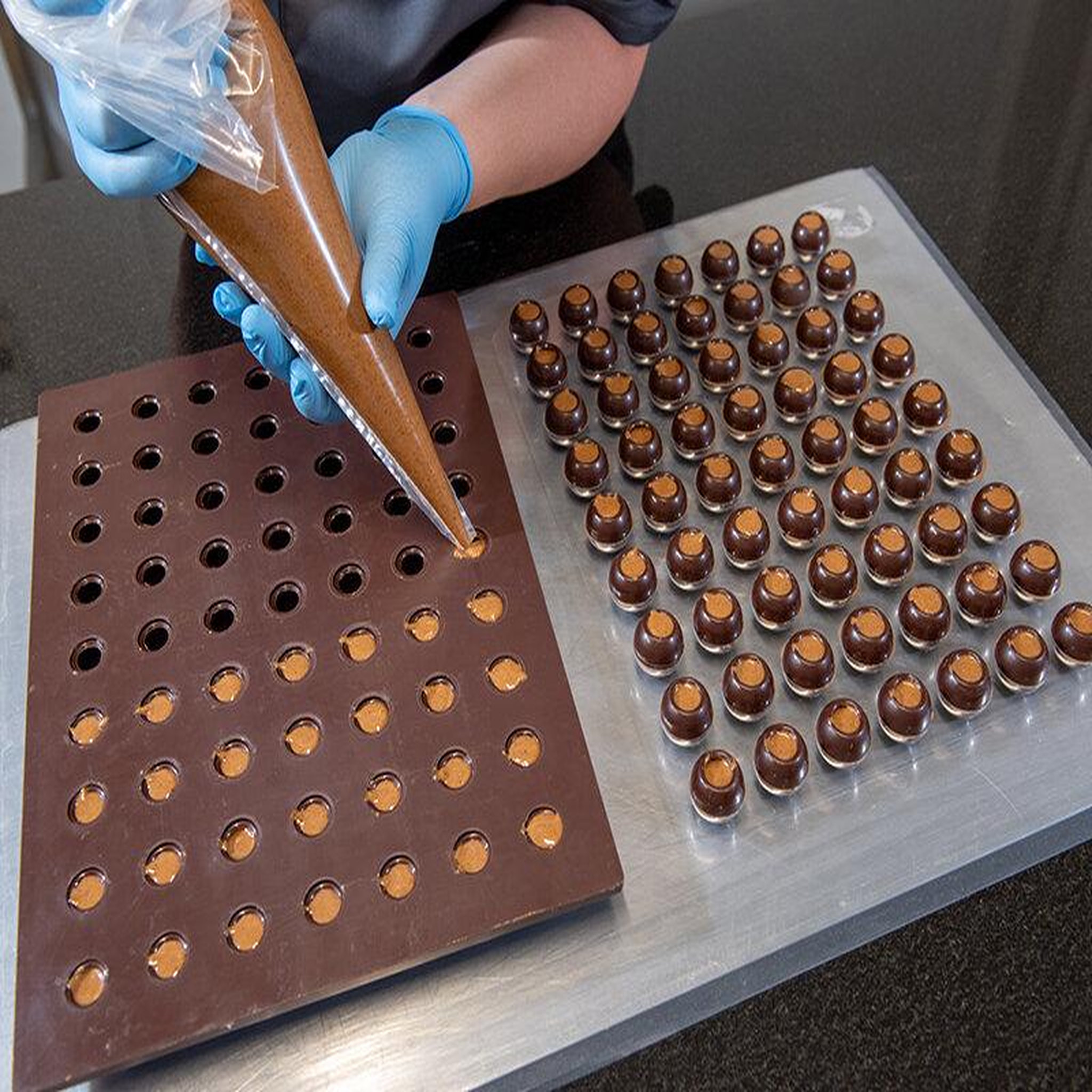Voir la diapositive 4 : Smartbox Ballotin de 24 chocolats artisanaux à déguster à la maison - coffret cadeau gastronomie