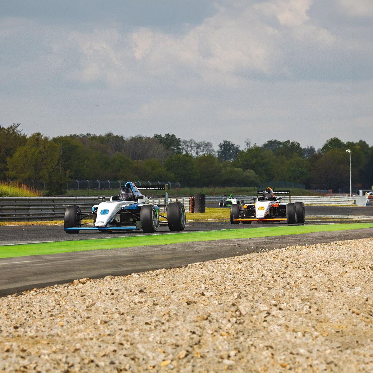 Smartbox Stage de pilotage monoplace : 15 tours sur le circuit de La Ferté-Gaucher en Formule 4 Tatuus - Coffret Cadeau Sport & Aventure