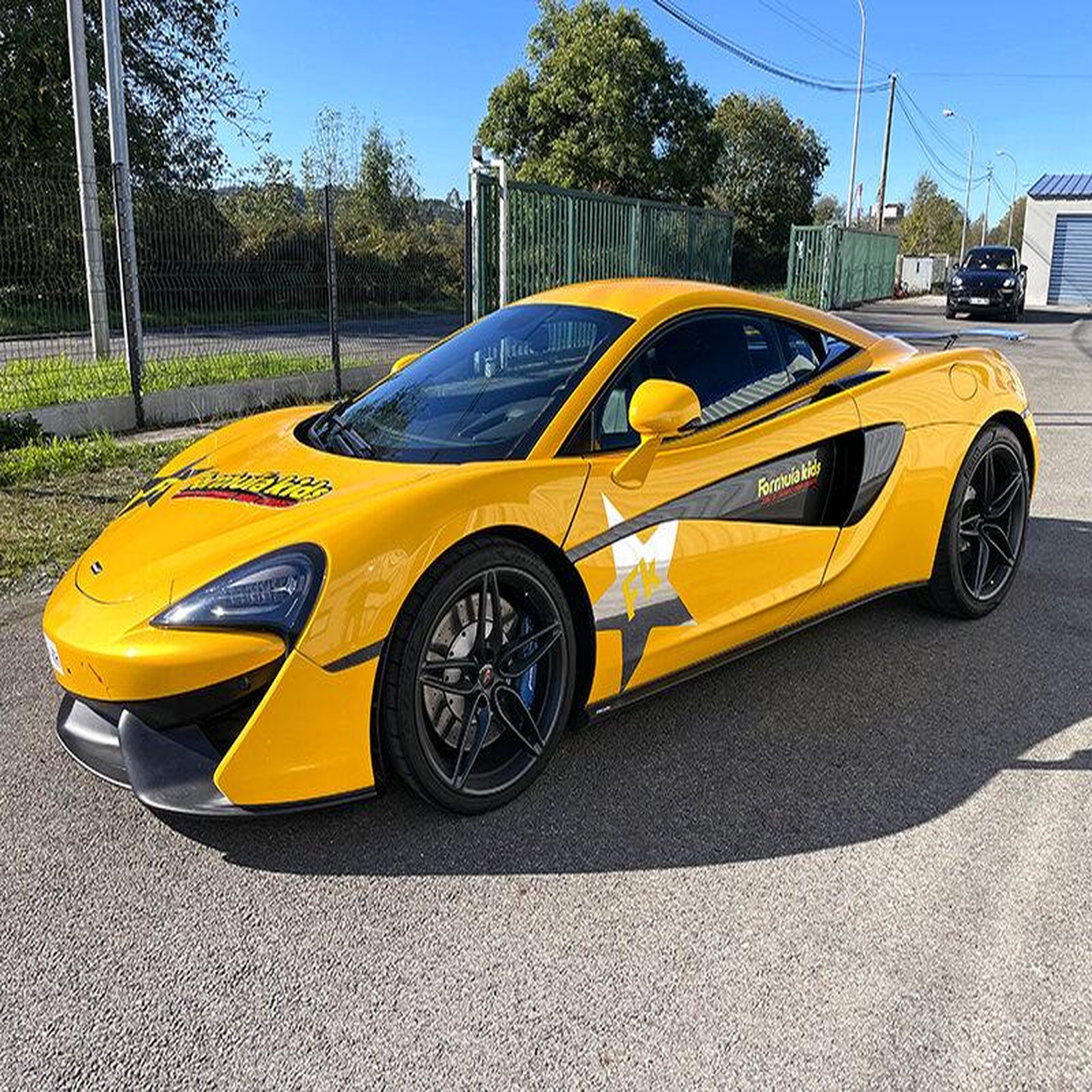 Voir la diapositive 2 : Smartbox Stage pilotage enfant : 6 tours de circuit au volant d'une McLaren 540C - Coffret Cadeau Sport & Aventure