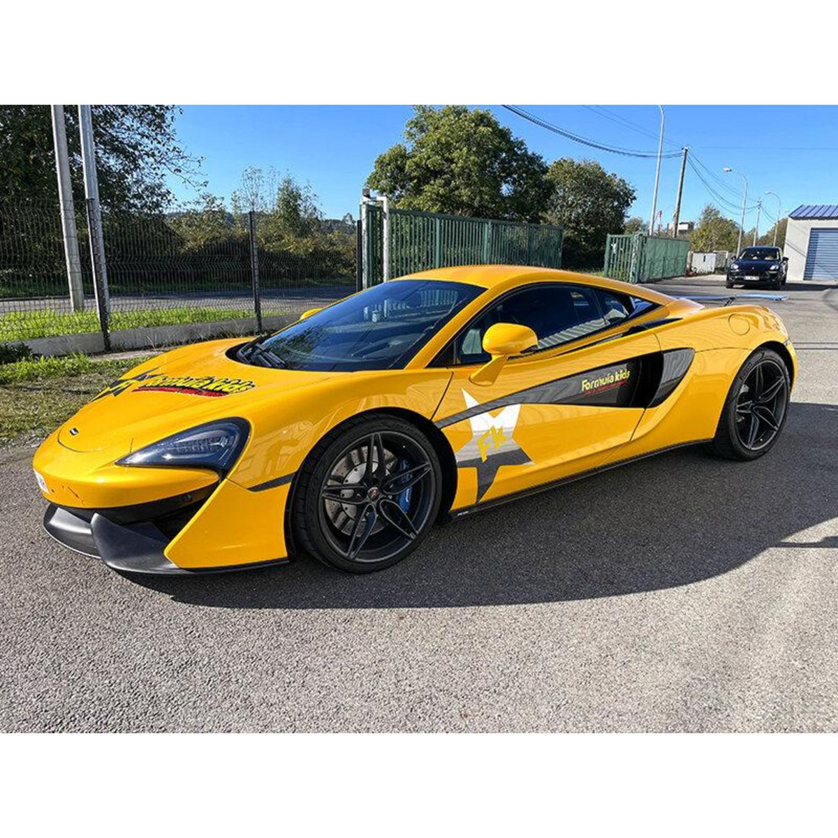 Smartbox Stage pilotage enfant : 6 tours de circuit au volant d'une McLaren 540C - Coffret Cadeau Sport & Aventure