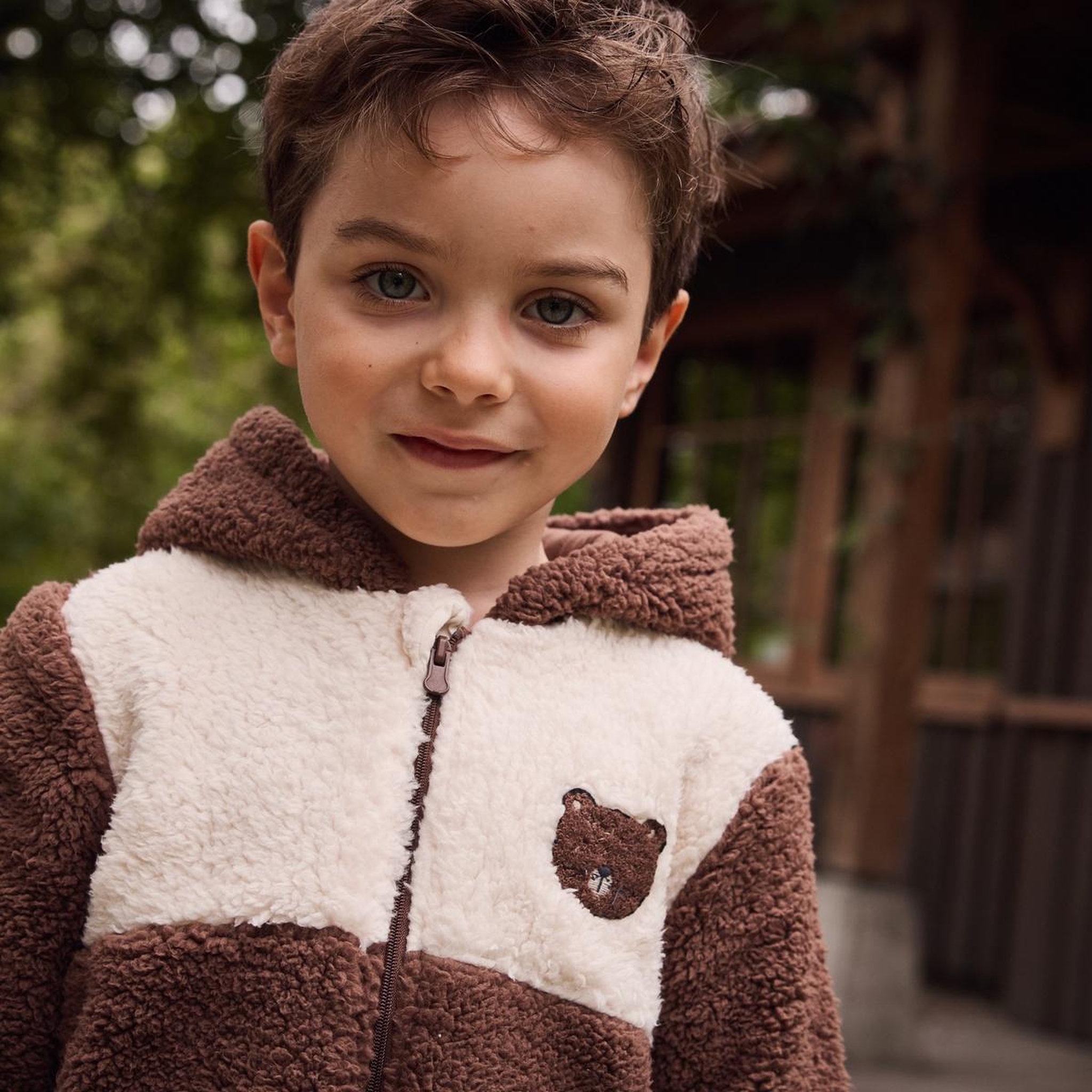 Voir la diapositive 5 : Petit Béguin Veste enfant en sherpa avec capuche cracotte