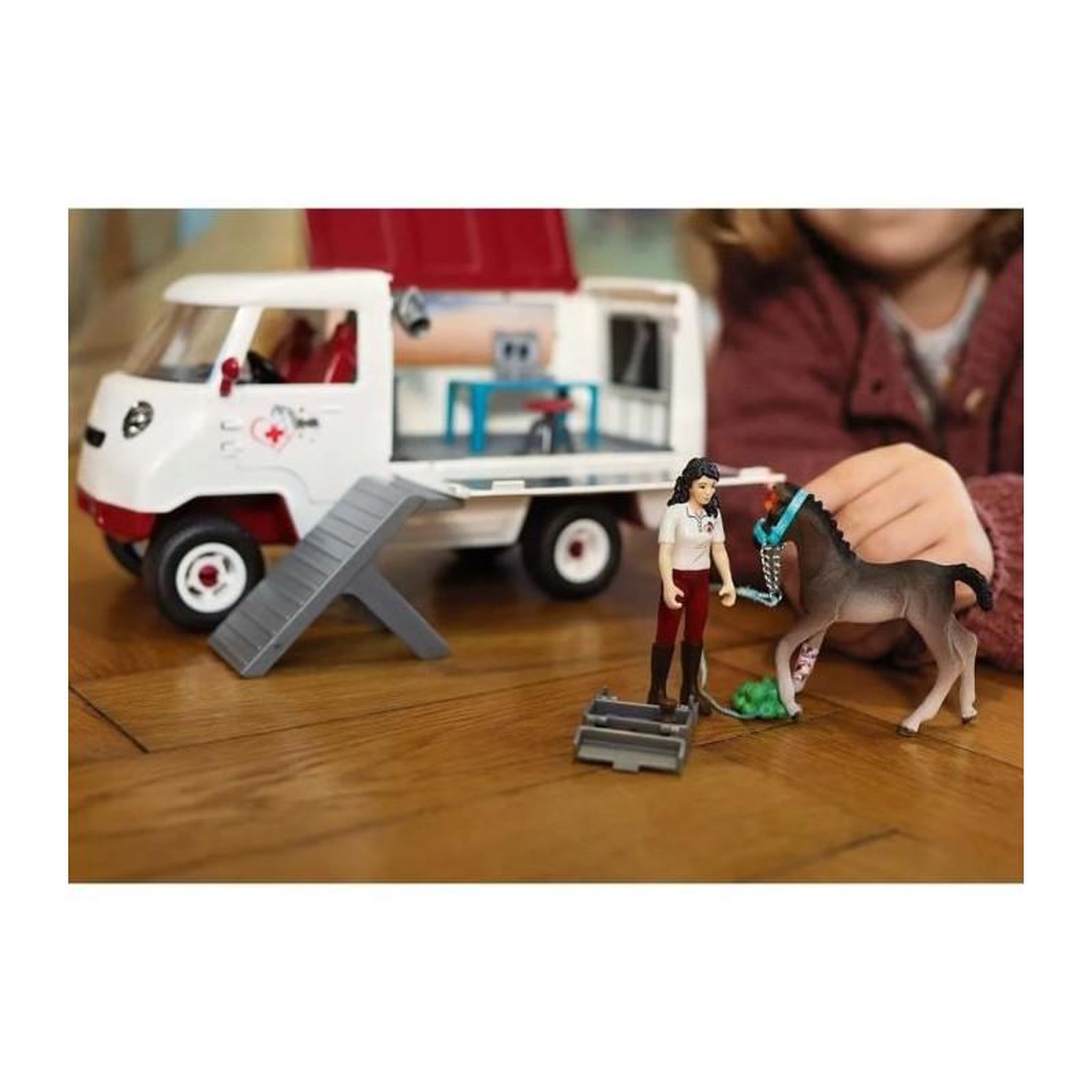 Voir la diapositive 2 : Schleich Vétérinaire mobile avec poulain Hanovrien - SCHLEICH - 42439 - A partir de 5 ans
