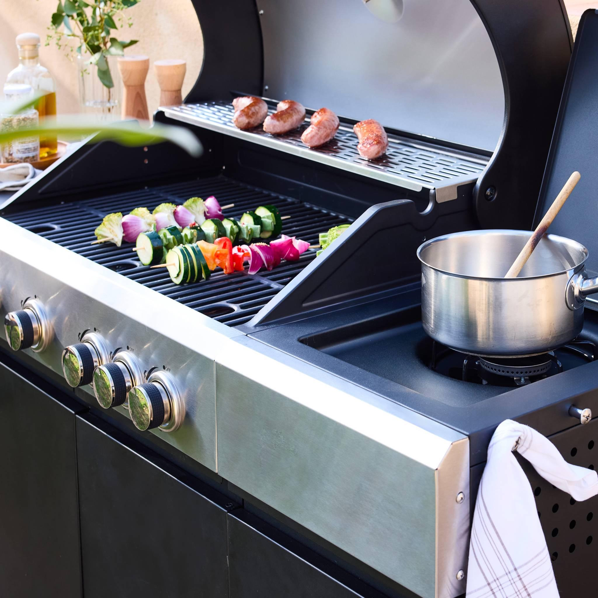 Voir la diapositive 6 : SWEEEK Barbecue gaz 4 brûleurs + 1 feu latéral MAXIM noir. Acier. thermomètre intégré. récupérateur de graisse. grille de chauffe. L 145.5 x P 61.5 x H 143.5cm