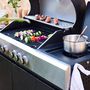Voir la diapositive 6 : SWEEEK Barbecue gaz 4 brûleurs + 1 feu latéral MAXIM noir. Acier. thermomètre intégré. récupérateur de graisse. grille de chauffe. L 145.5 x P 61.5 x H 143.5cm