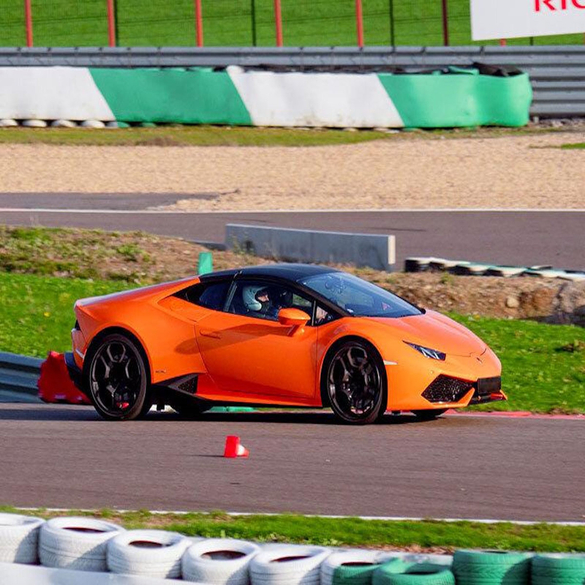 Smartbox Stage de pilotage : 2 tours sur le circuit de Saint-Laurent-de-Mure en Lamborghini Huracán - Coffret Cadeau Sport & Aventure