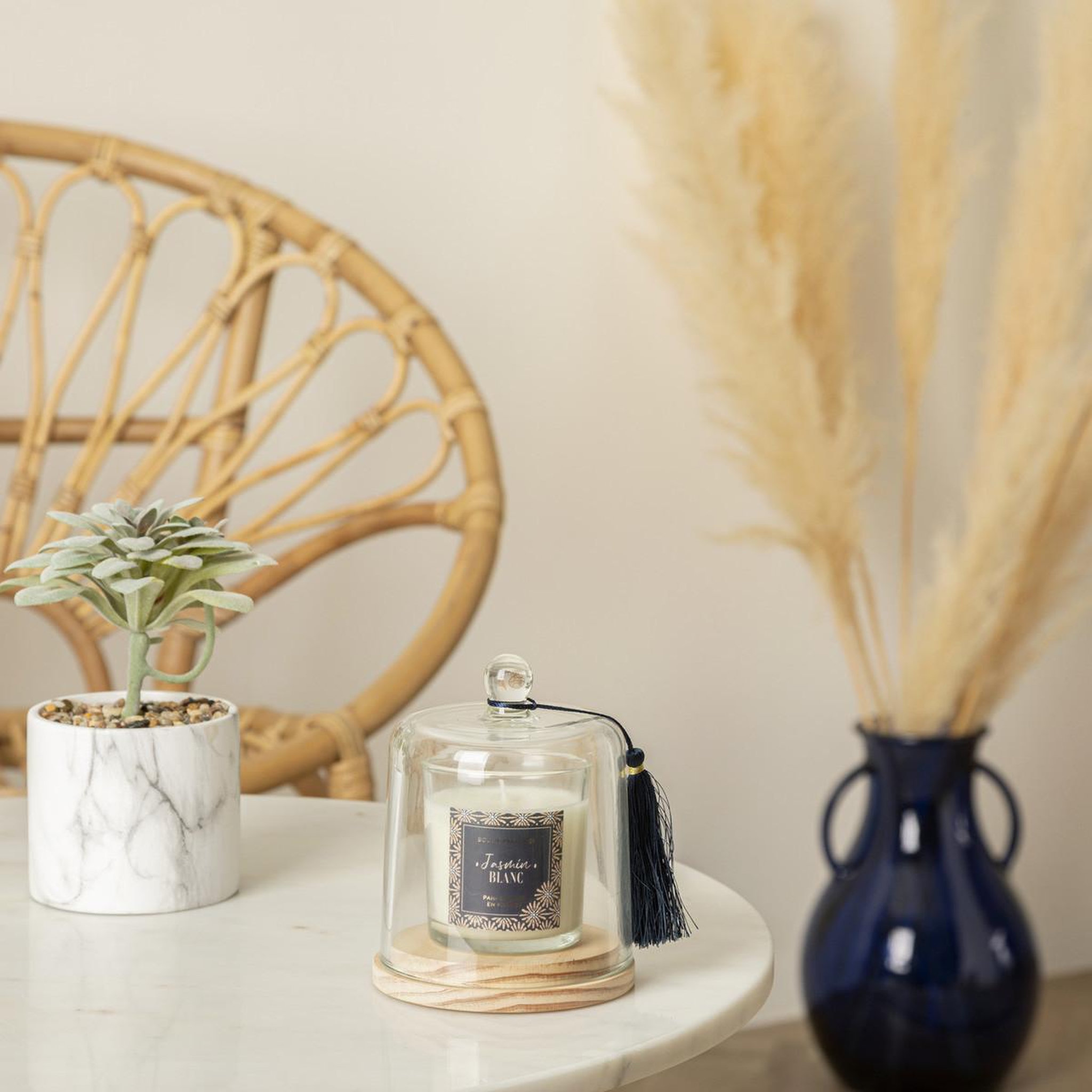 Voir la diapositive 3 : COMPTOIR DE LA BOUGIE Bougie Parfumée Cloche  Loli  130g Jasmin Blanc