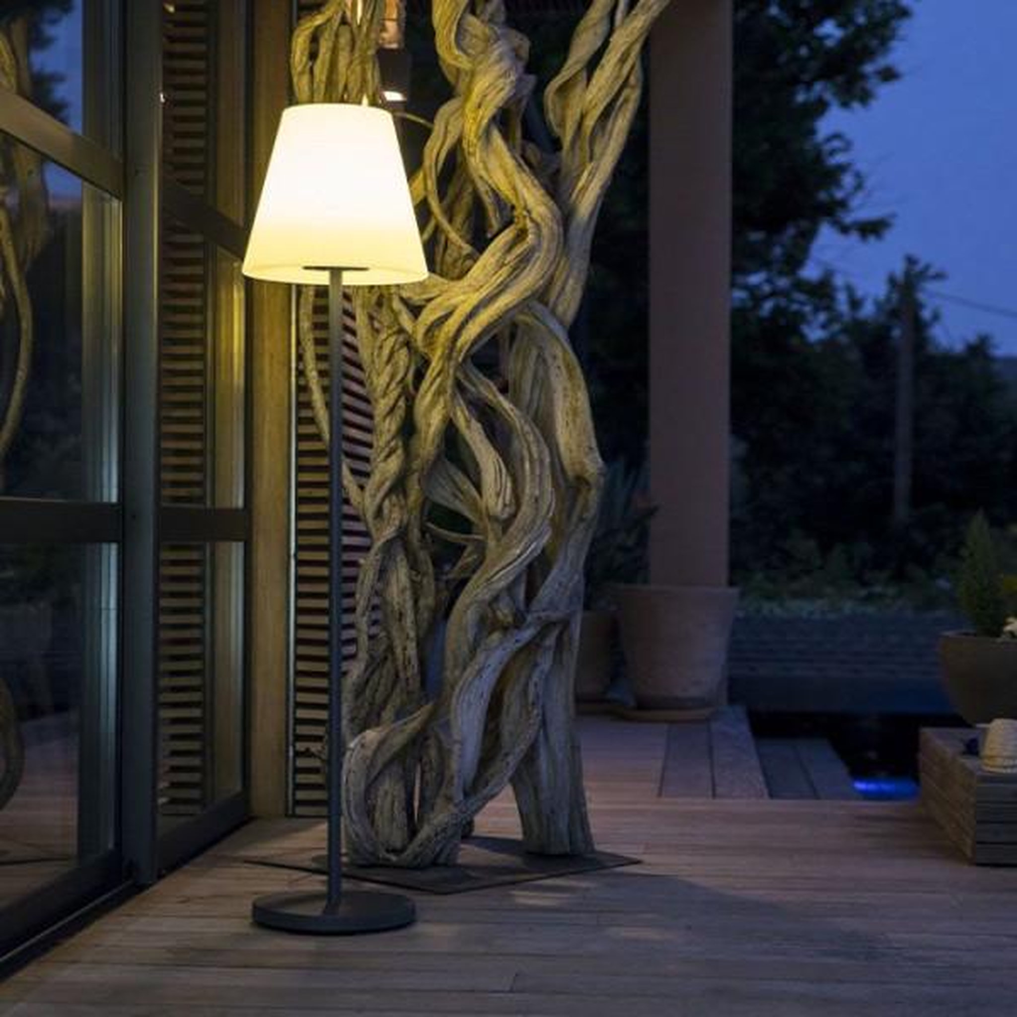 Voir la diapositive 3 : Lumisky Lampadaire extérieur solaire - LUMISKY - STANDY SOLAR 150 - LED blanc chaud dimmable - Rechargeable - H150 cm