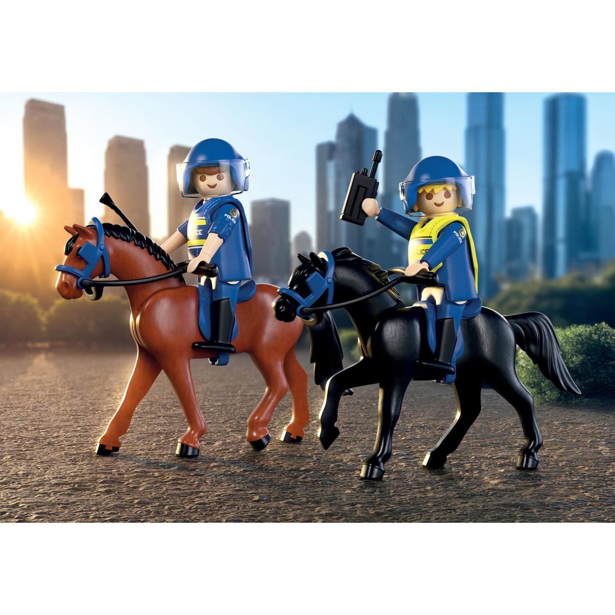 Voir la diapositive 2 : PLAYMOBIL City Action 2 policiers cavaliers avec leurs chevaux