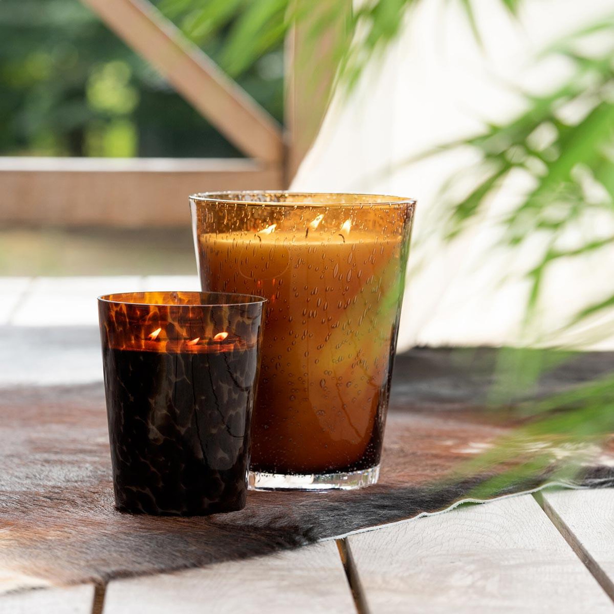 Voir la diapositive 4 : J-LINE Bougie parfumée  noa  16cm bois de santal marron