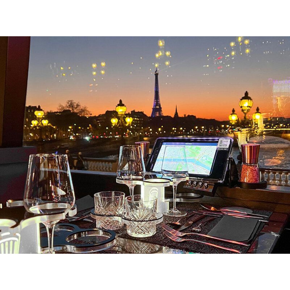 Smartbox Dîner insolite 3 plats avec visite de Paris dans le bus à impériale Le Champs-Élysées - Coffret Cadeau Gastronomie