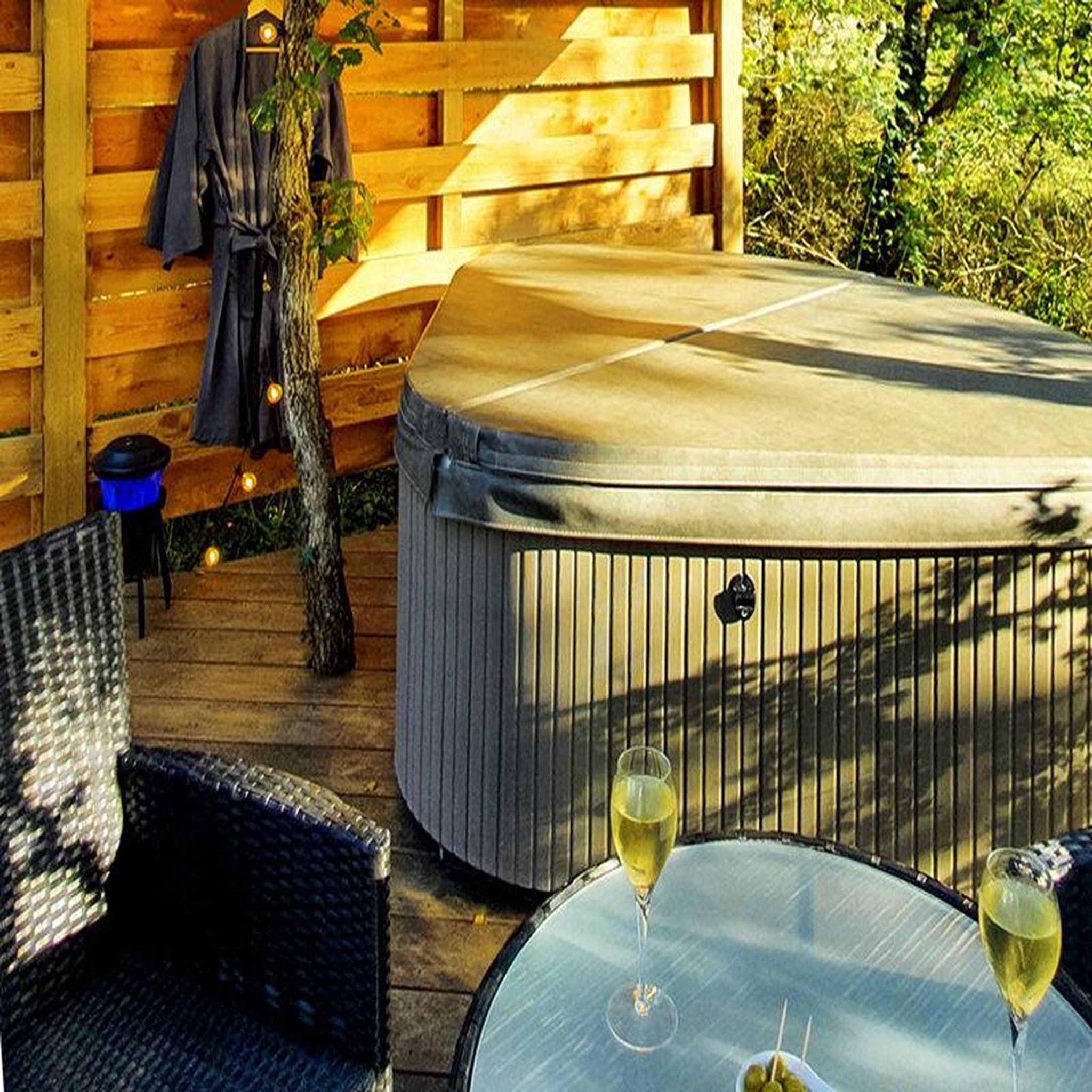 Voir la diapositive 4 : Smartbox 2 jours insolites pour 3 en cabane perchée dans les arbres avec bain bouillonnant près de montauban - coffret cadeau séjour