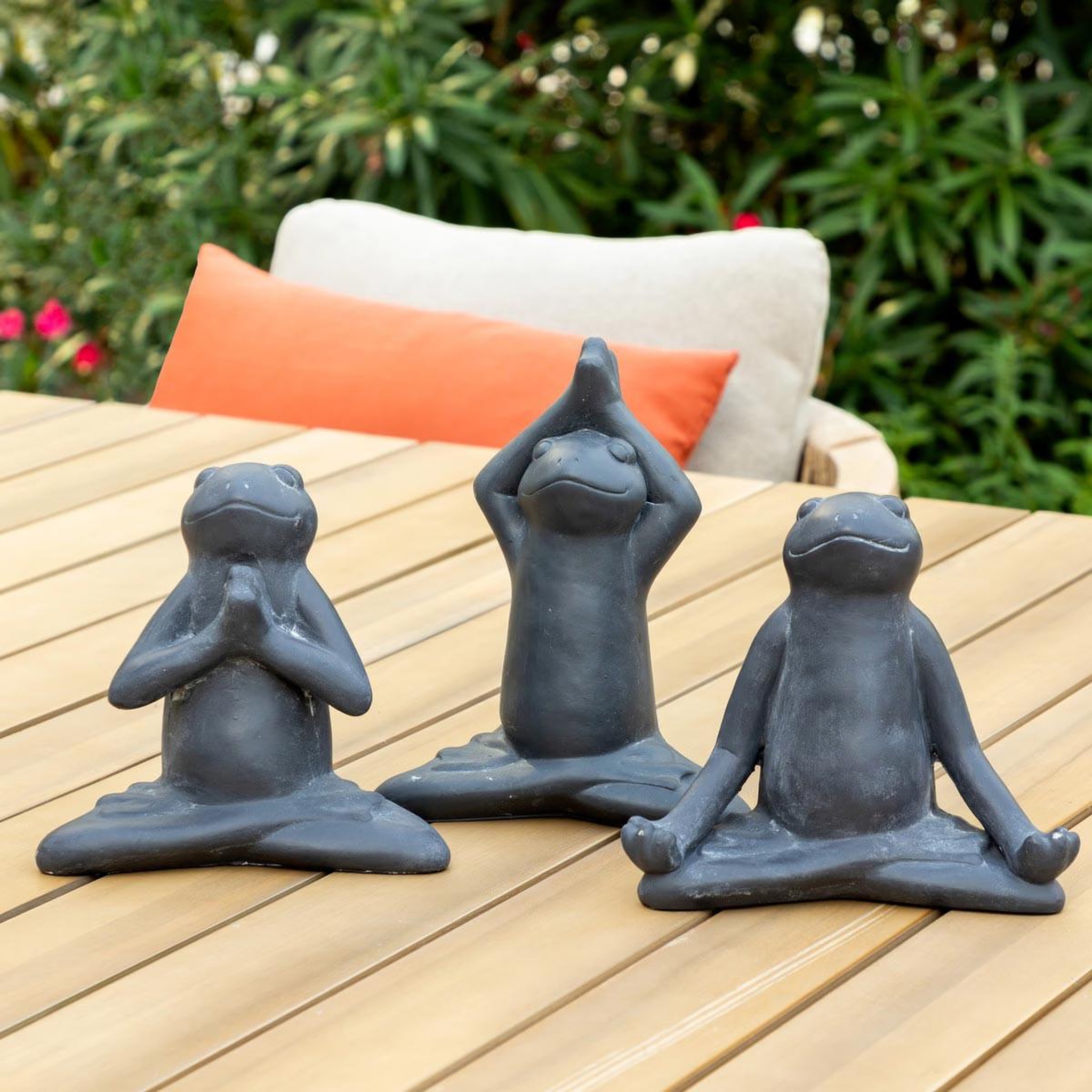 Voir la diapositive 3 : ATMOSPHERA Lot de 3 grenouilles déco en ciment  lia  18cm gris