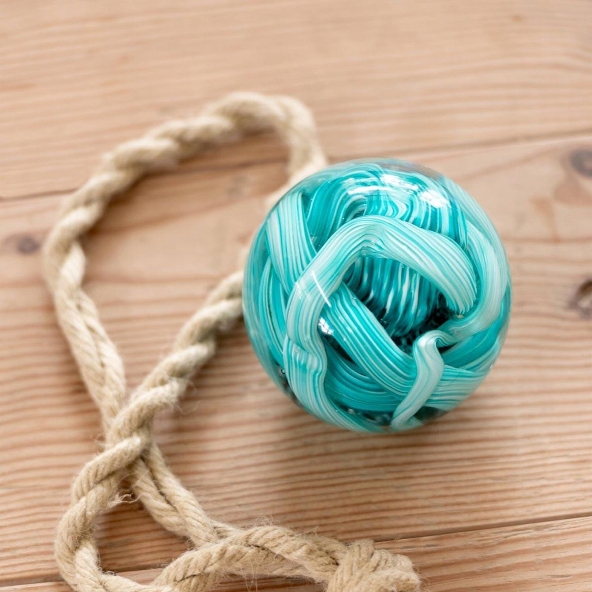 Voir la diapositive 2 : J-LINE Presse-papier boule en verre  volute  10cm turquoise