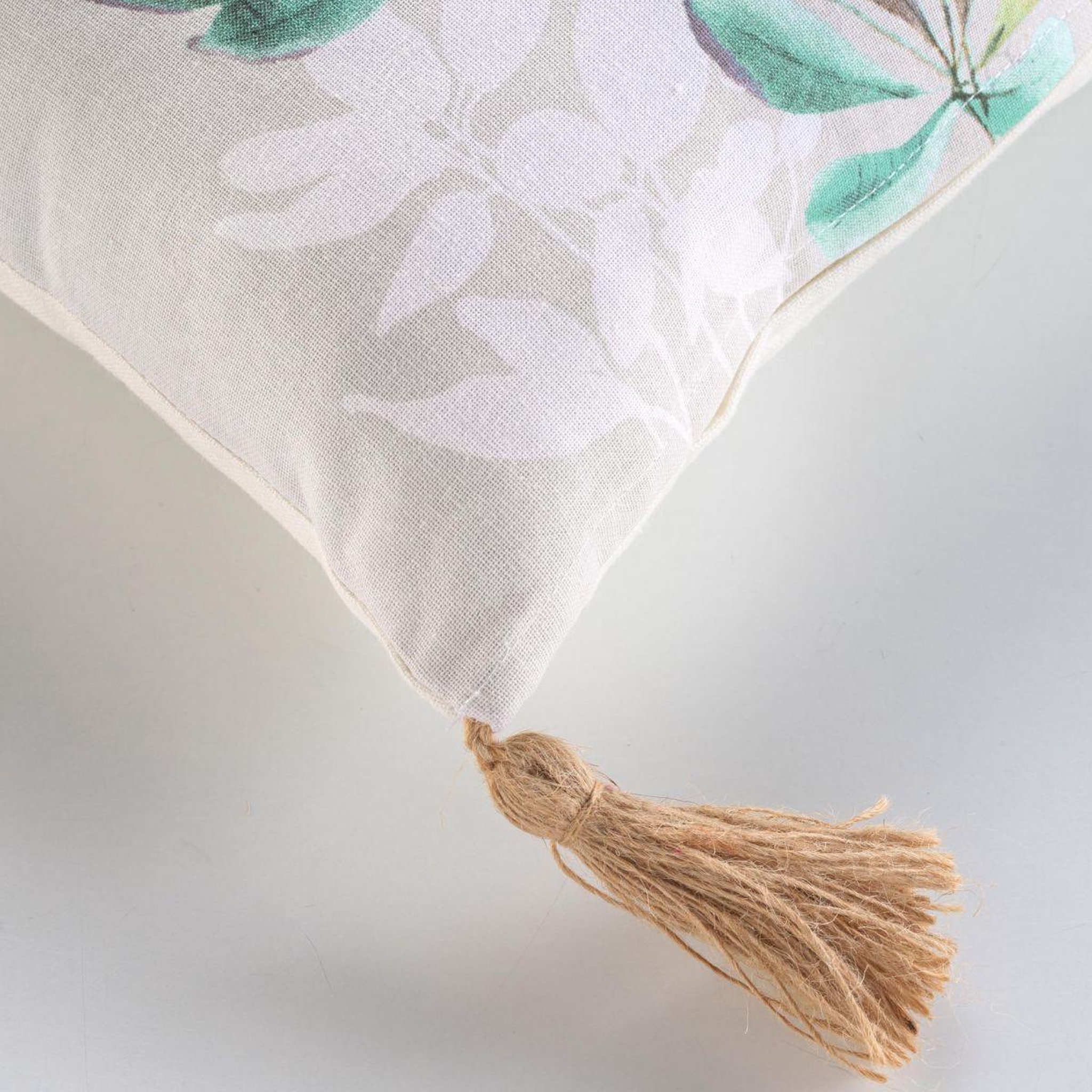 Voir la diapositive 3 : Douceur d'Intérieur Coussin déco à pompons  dilaris  30x50cm multicolore