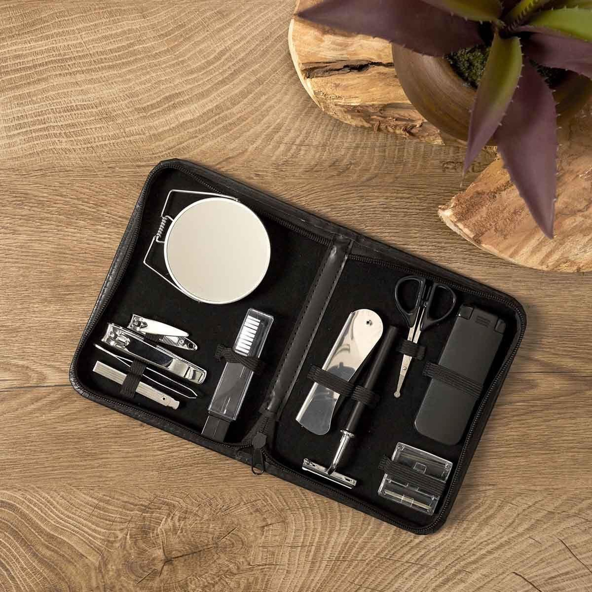Voir la diapositive 5 : Cosmetic Club Coffret de beauté homme  15 accessoires  29cm noir