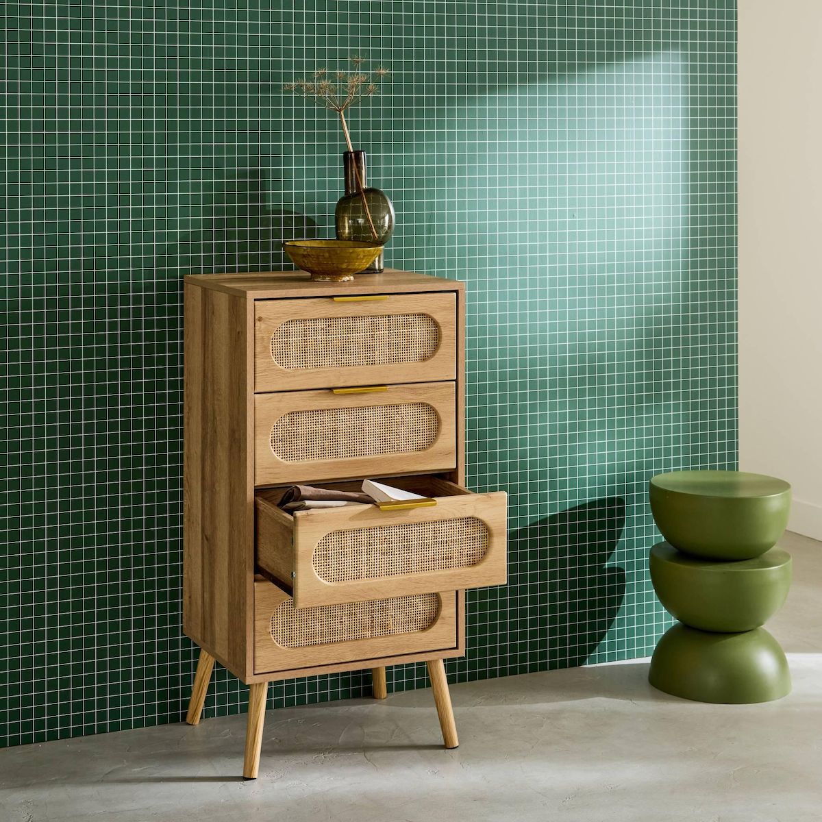 SWEEEK Commode chiffonnier effet bois et cannage 4 tiroirs naturel. poignée en métal doré - L 48 x P 39.5 x H 96 cm - Eva