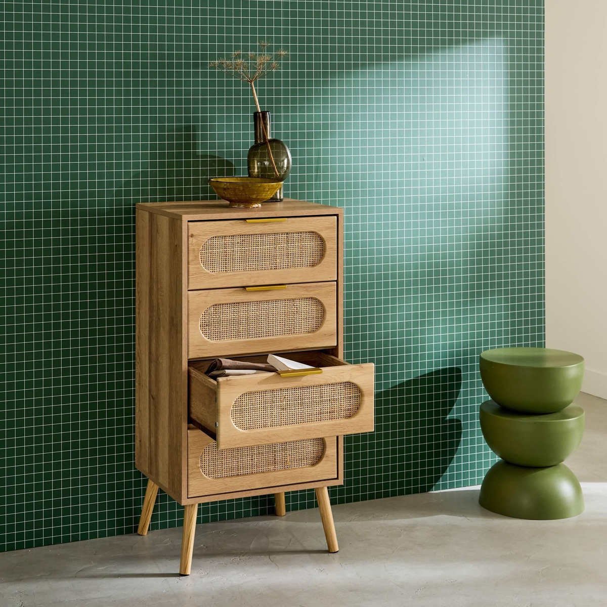 SWEEEK Commode chiffonnier effet bois et cannage 4 tiroirs naturel. poignée en métal doré - L 48 x P 39.5 x H 96 cm - Eva