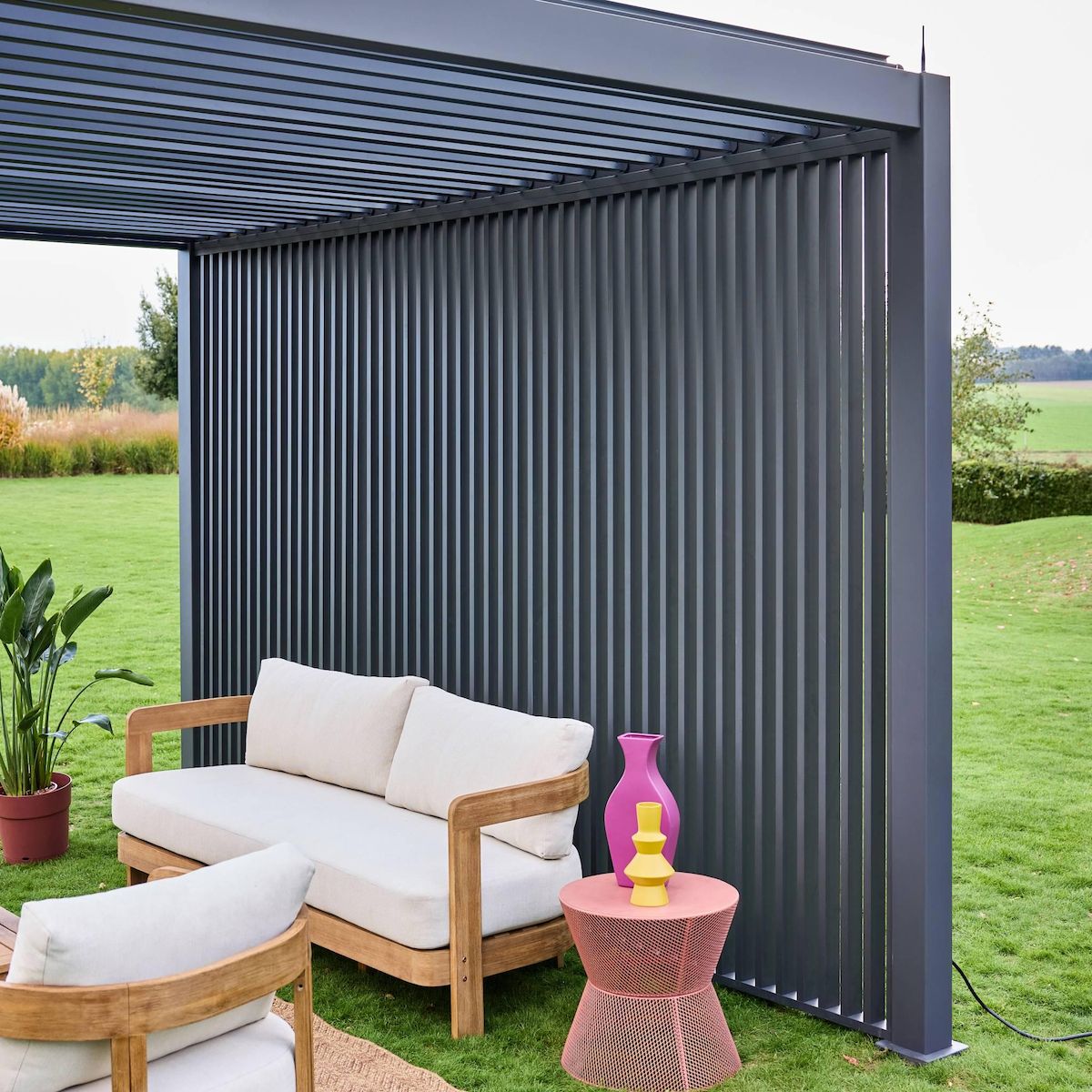 SWEEEK Pergola bioclimatique. aluminium. 3x4m. lames orientables + persienne verticale 130cm anthracite