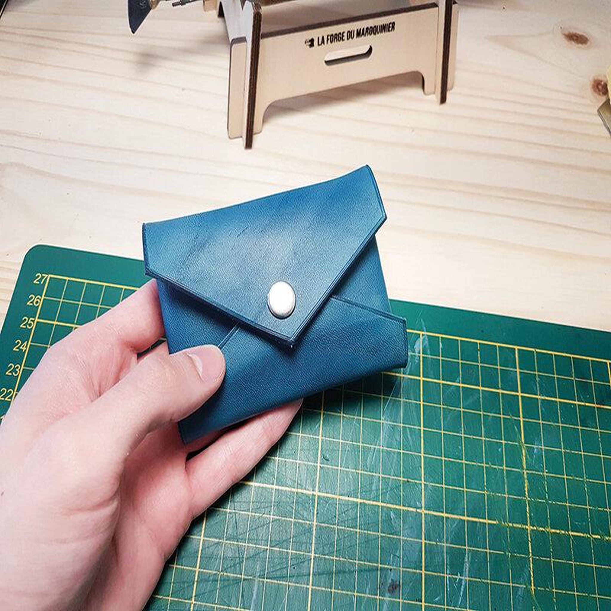Voir la diapositive 4 : Smartbox Atelier de maroquinerie avec confection d'un porte-carte en cuir - coffret cadeau multi-thèmes