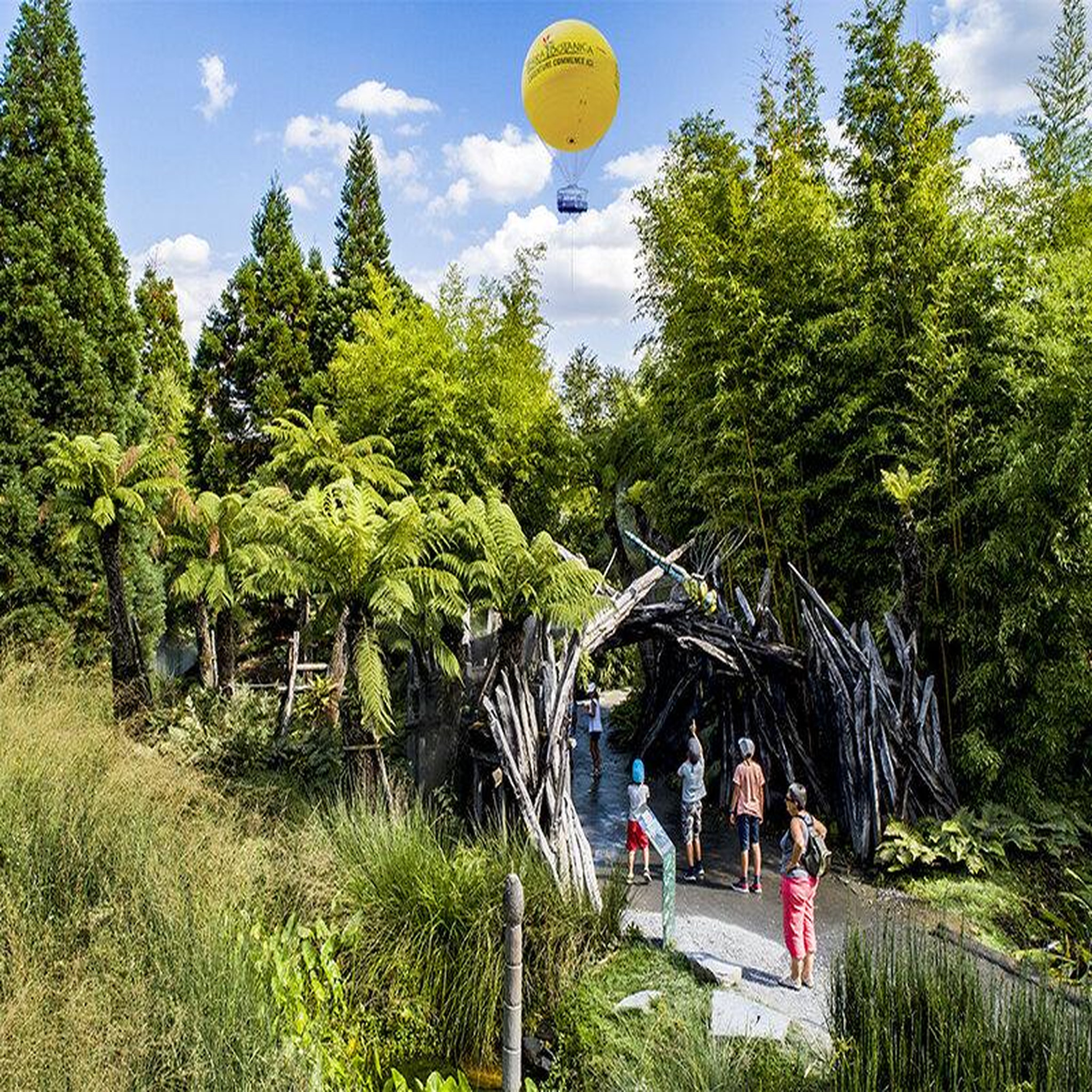 Voir la diapositive 2 : Smartbox Terra Botanica en famille : entrée pour 2 adultes et 1 enfant au parc ludique d'Angers - Coffret Cadeau Sport & Aventure