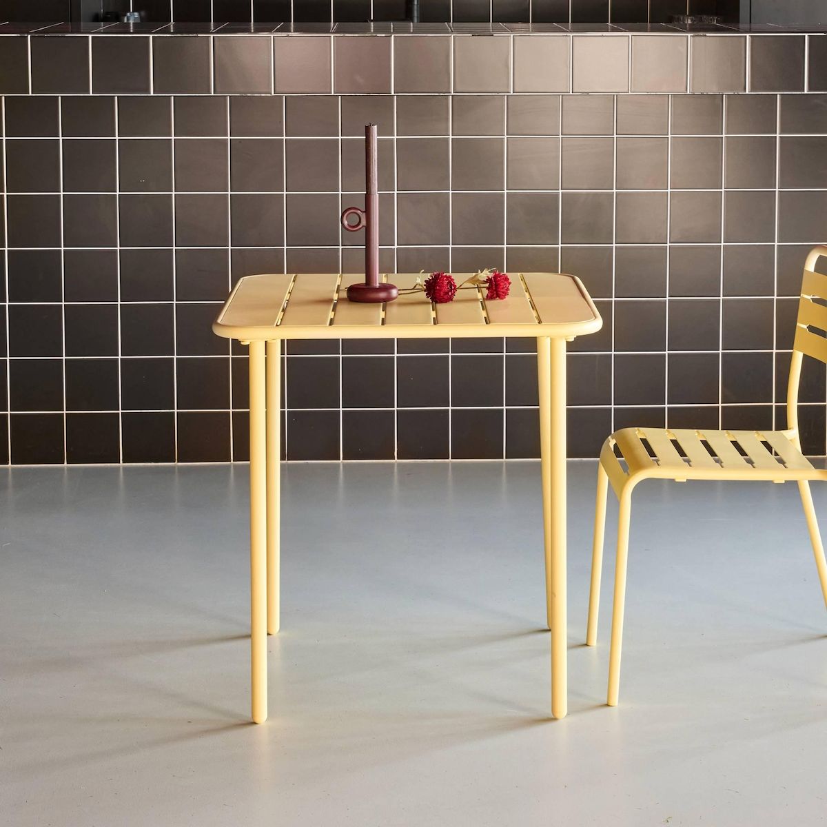 SWEEEK Table de jardin métal 2 places, Amelia 70 x 70cm