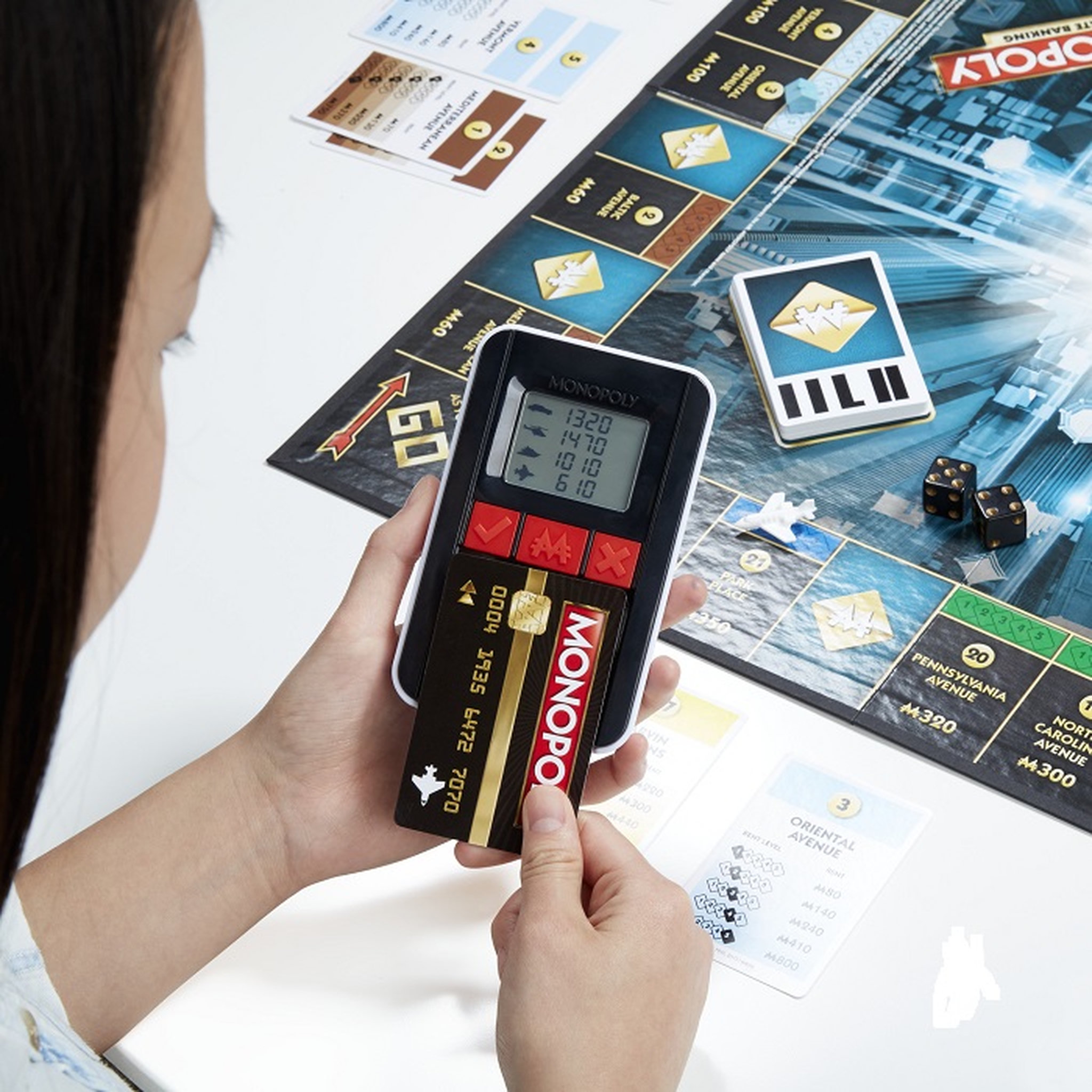 Voir la diapositive 4 : HASBRO Jeu Monopoly électronique ultime