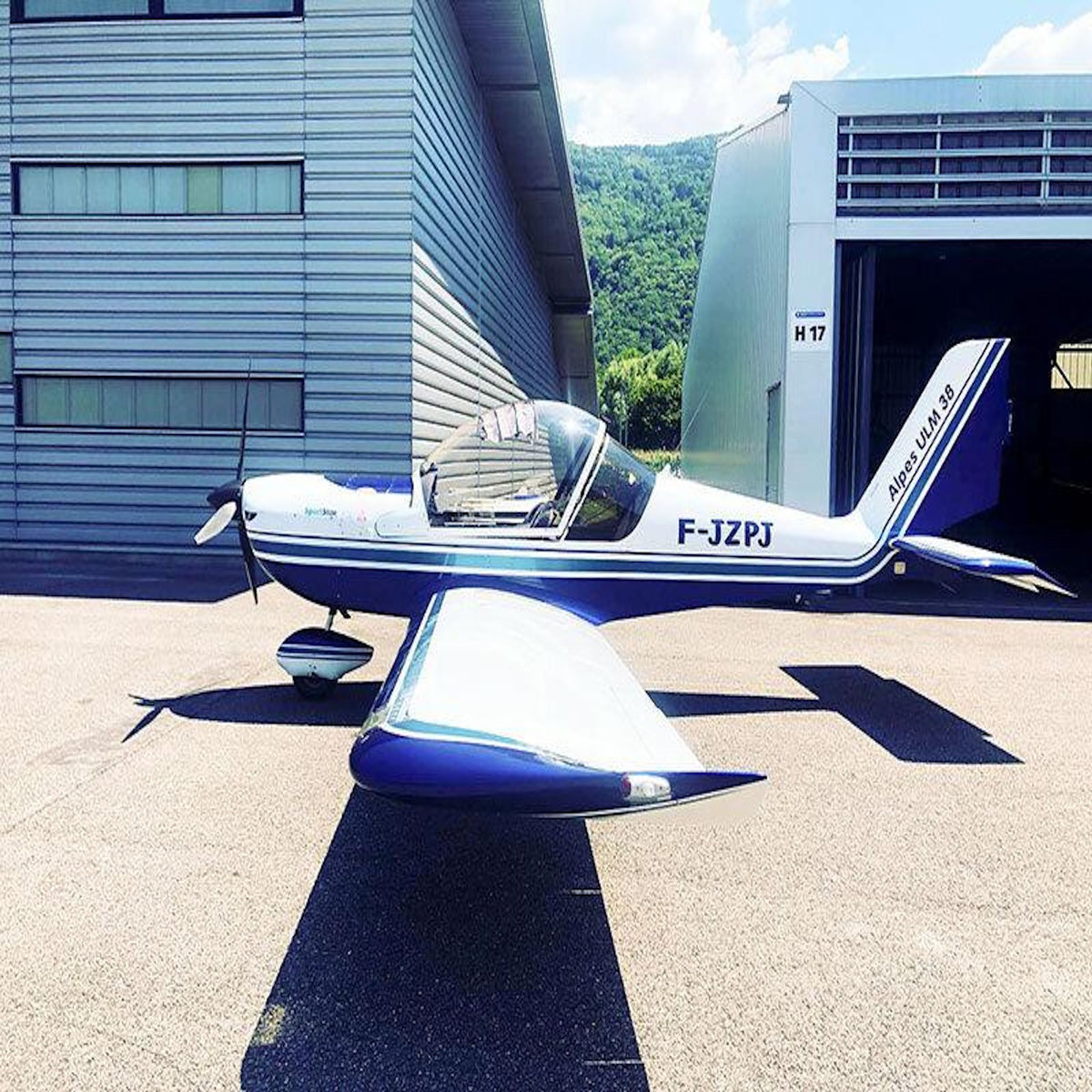 Smartbox Initiation au pilotage d'ULM de 40 min avec cours théorique pour 2 près de Grenoble - Coffret Cadeau Sport & Aventure