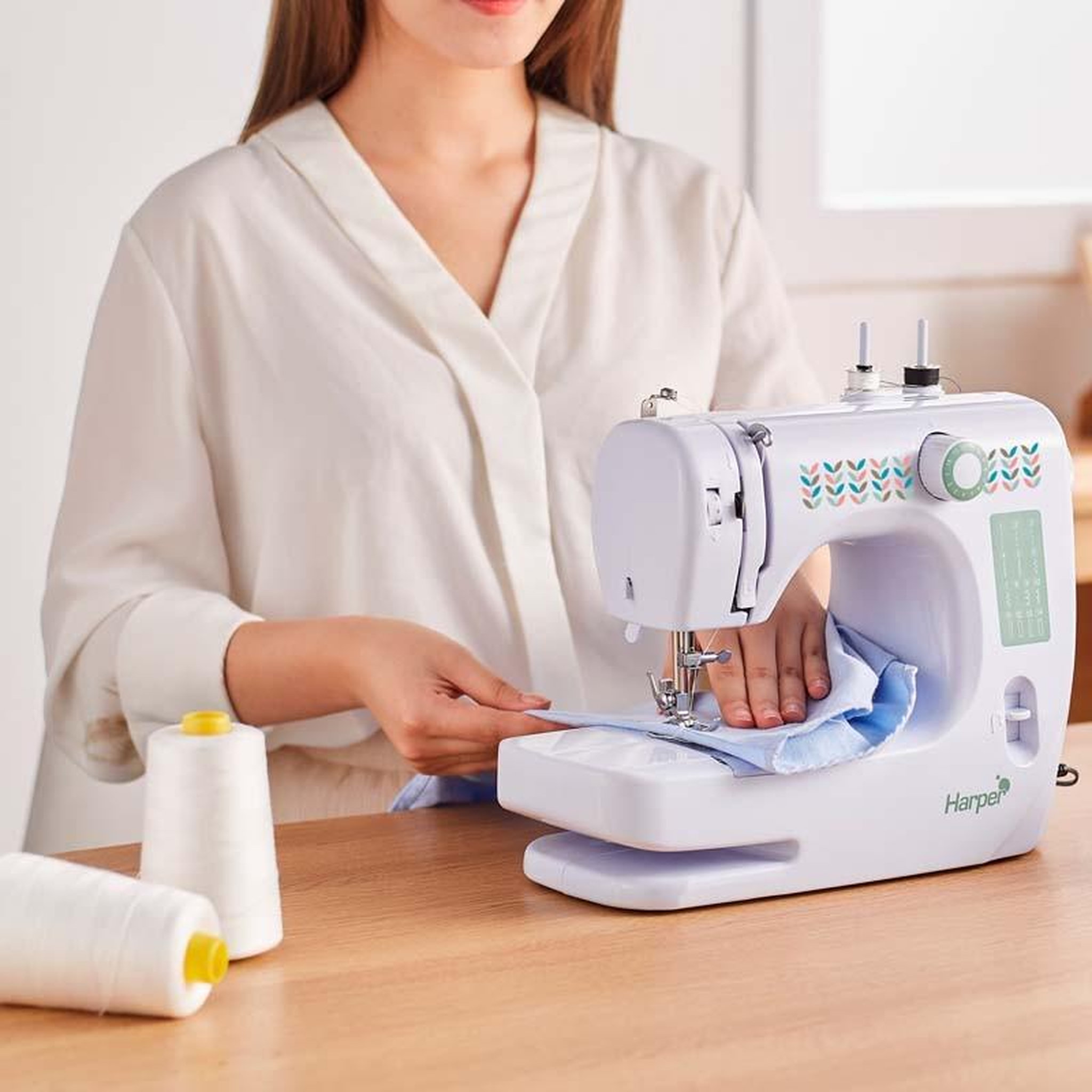 Voir la diapositive 4 : Harper Machine à coudre avec éclairage led et accessoires mac3pop harper
