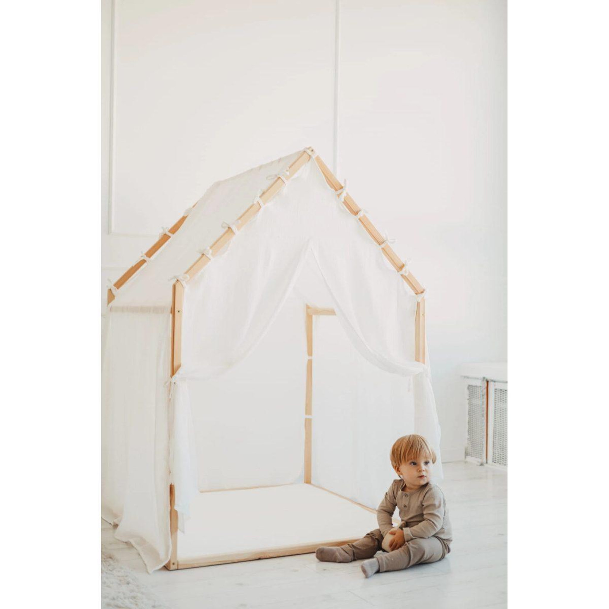 Voir la diapositive 3 : MONIO FOR KIDS Cabane de jeu en bois et mousseline 106 x 106 x 150 cm, portes — Blanc