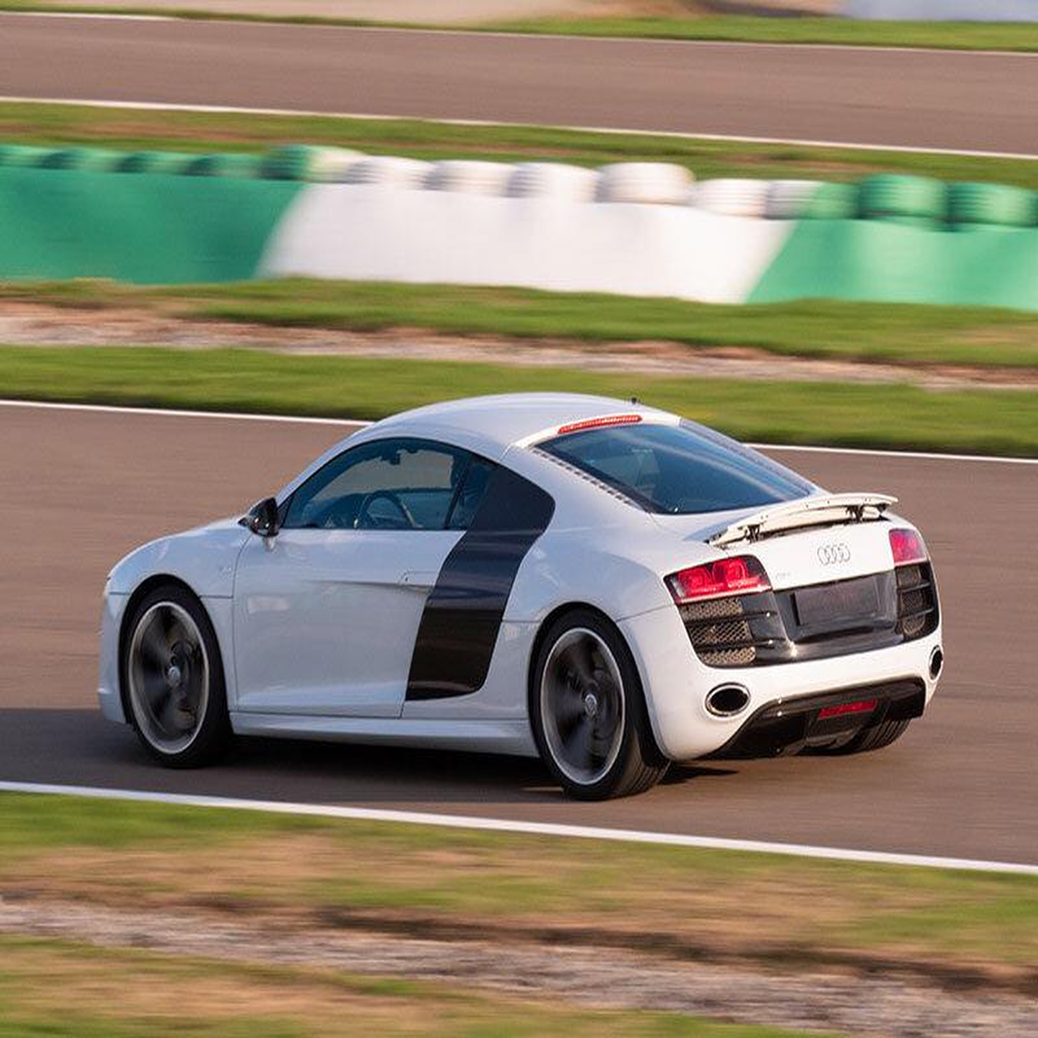 Voir la diapositive 5 : Smartbox Stage de pilotage multivolant : 2 tours en Aston Martin Vantage et 2 tours en Audi R8 sur le circuit de Lohéac - Coffret Cadeau Sport & Aventure