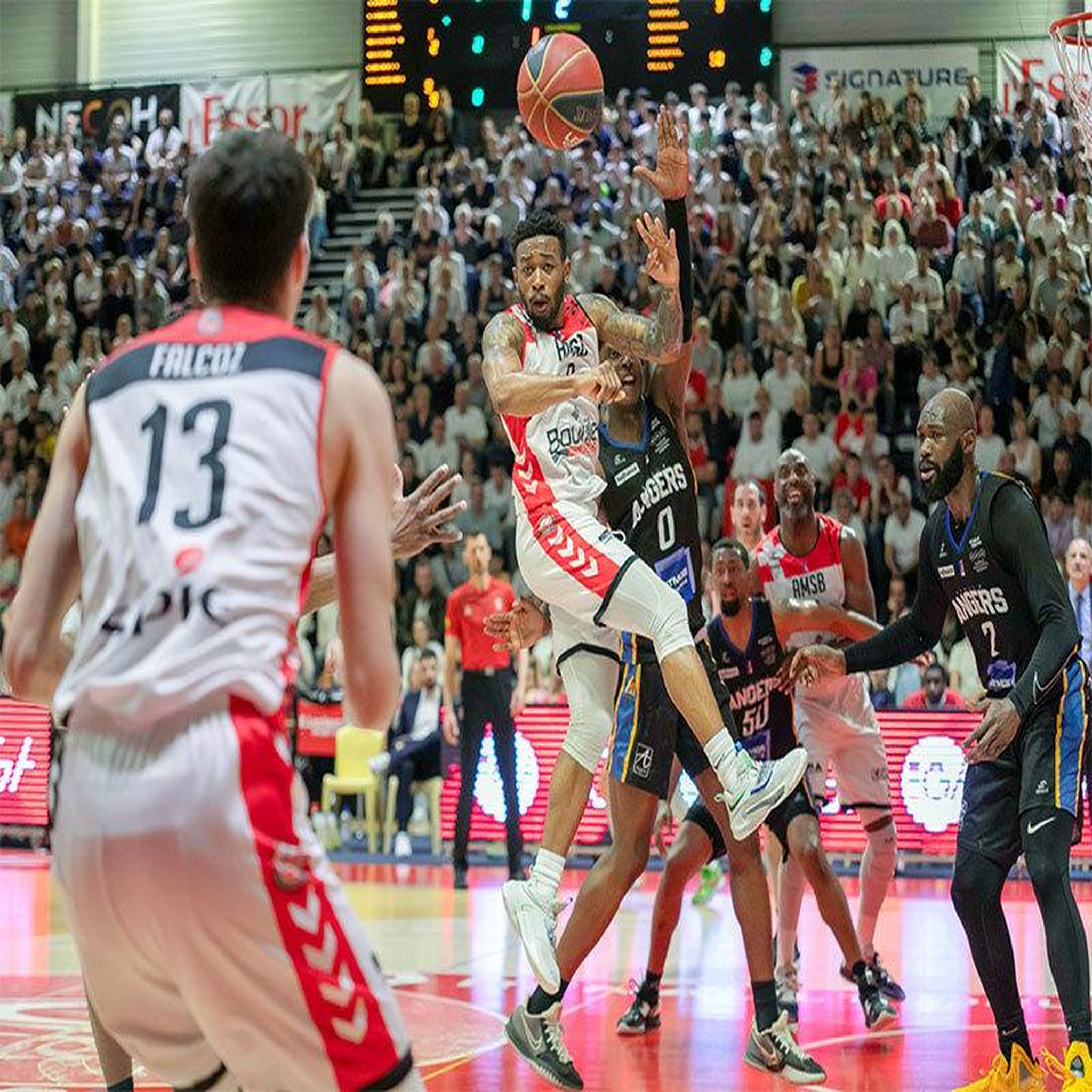 Voir la diapositive 2 : Smartbox Billet VIP pour un match au choix de l'Aix Maurienne Savoie Basket pour 2 - Coffret Cadeau Sport & Aventure