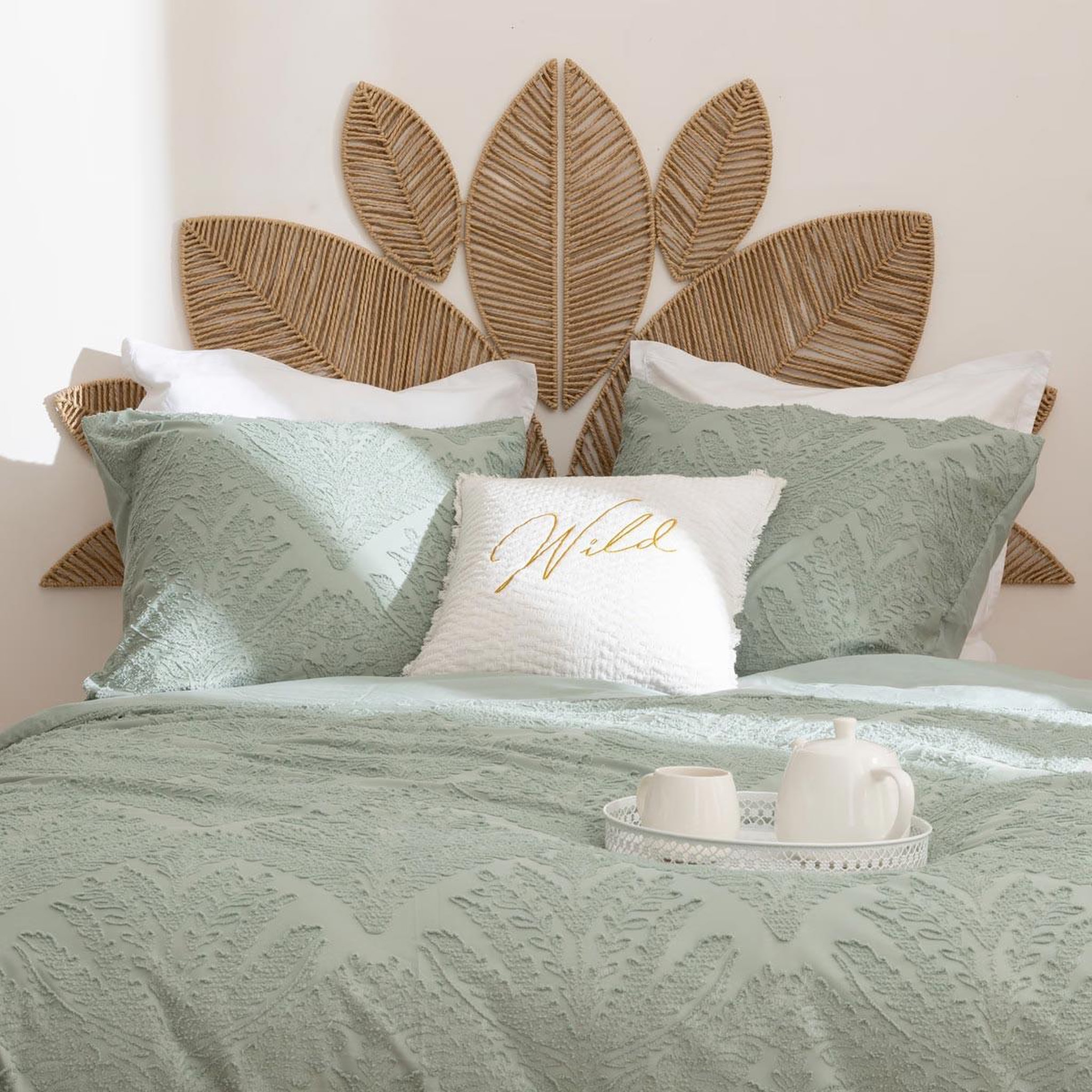 Voir la diapositive 5 : ATMOSPHERA Coussin déco brodé  wild  45x45cm blanc