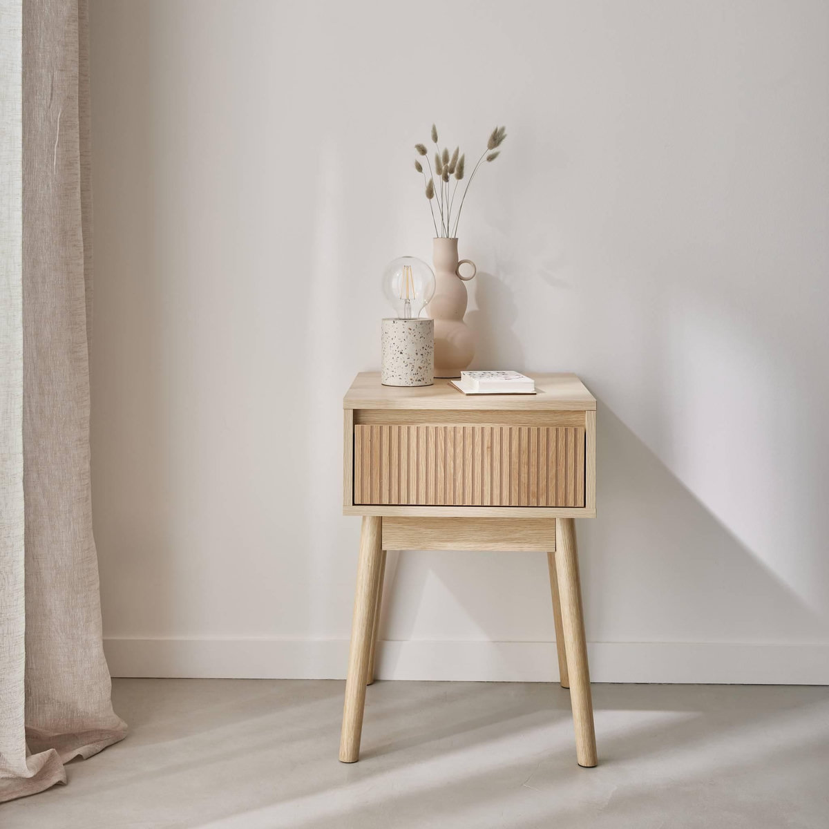 SWEEEK Table de chevet avec un tiroir. Panneaux stratifiés couleur naturelle. Pied en bois de sapin.  L 39 x l 39 x H 55.4cm LINEAR