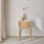 Voir la diapositive 2 : SWEEEK Table de chevet avec un tiroir. Panneaux stratifiés couleur naturelle. Pied en bois de sapin.  L 39 x l 39 x H 55.4cm LINEAR