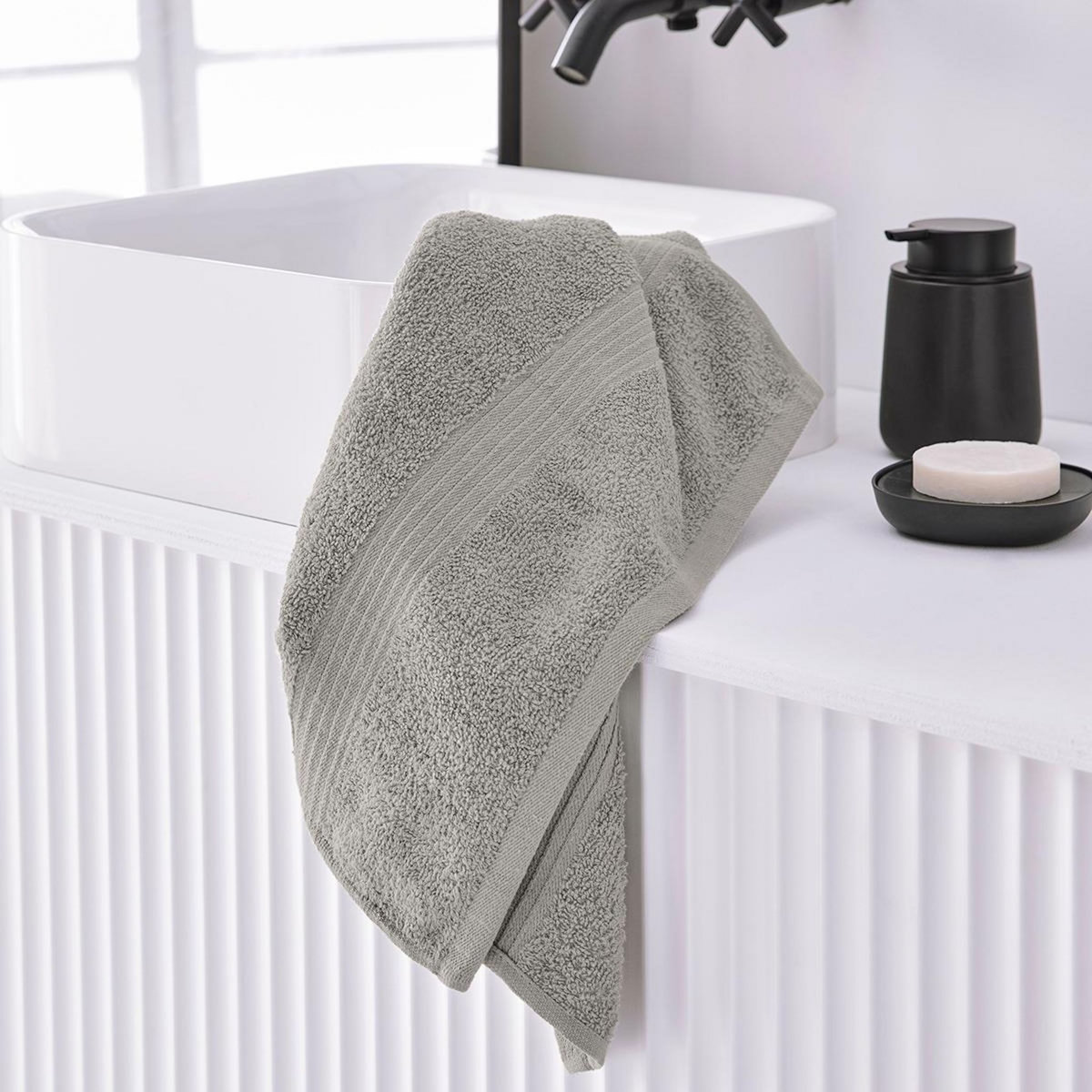 TODAY Serviette de toilette unie en coton 450 g/m²