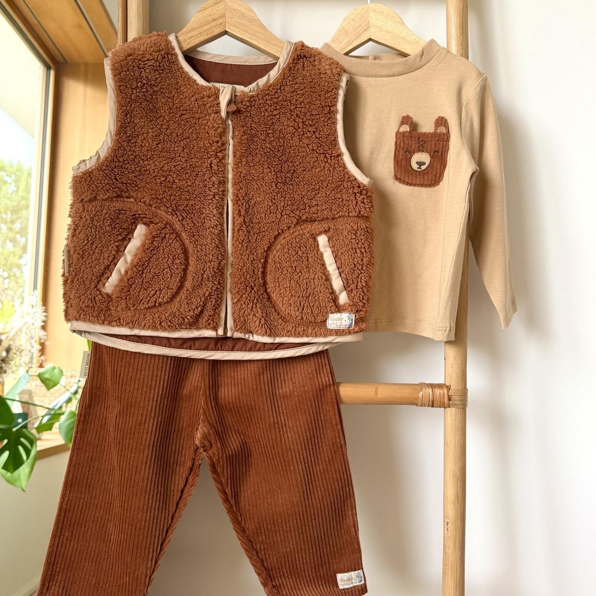 Voir la diapositive 6 : PETIT BEGUIN Lot de 2 t-shirts bébé manches longues moka
