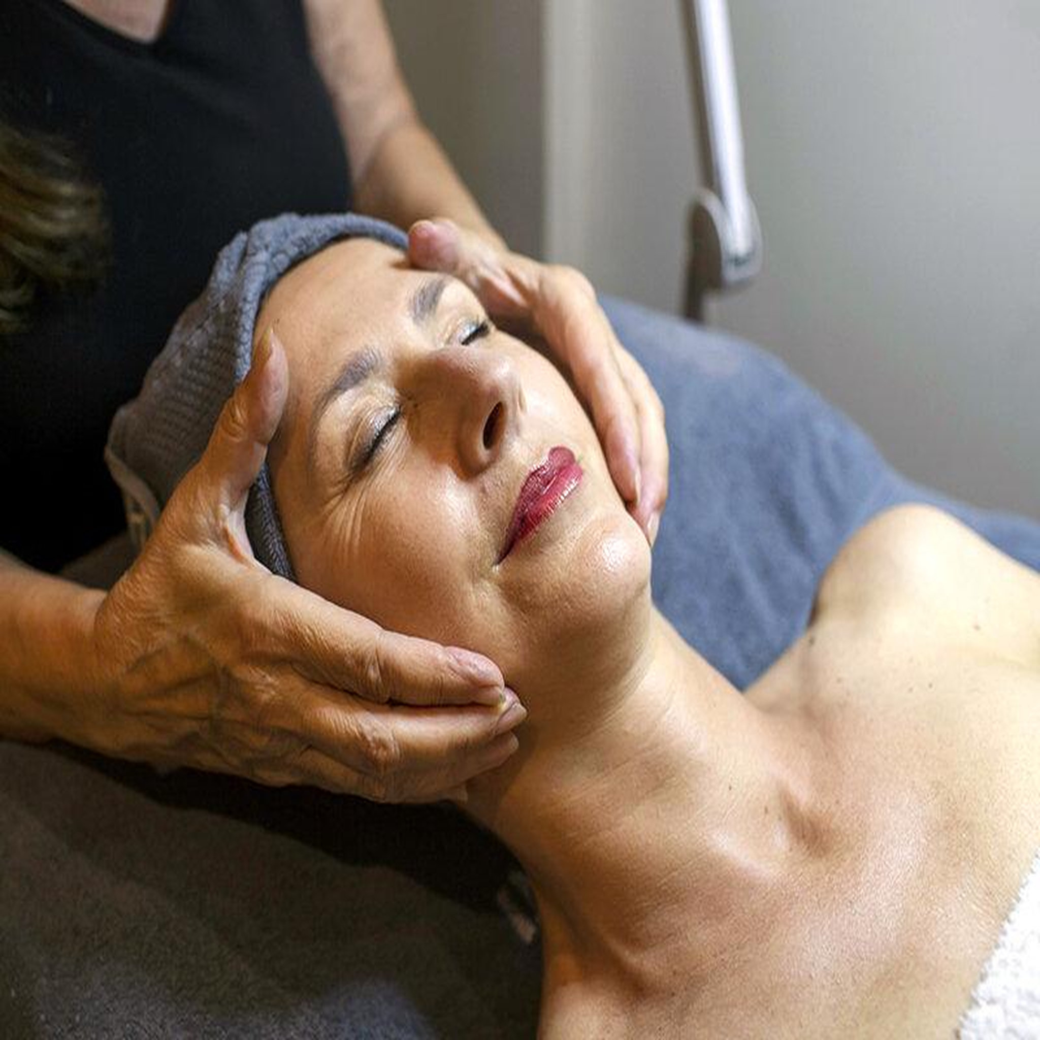 Voir la diapositive 2 : Smartbox Soin du visage d'1h15 avec examen de peau en institut à Bordeaux - Coffret Cadeau Bien-être