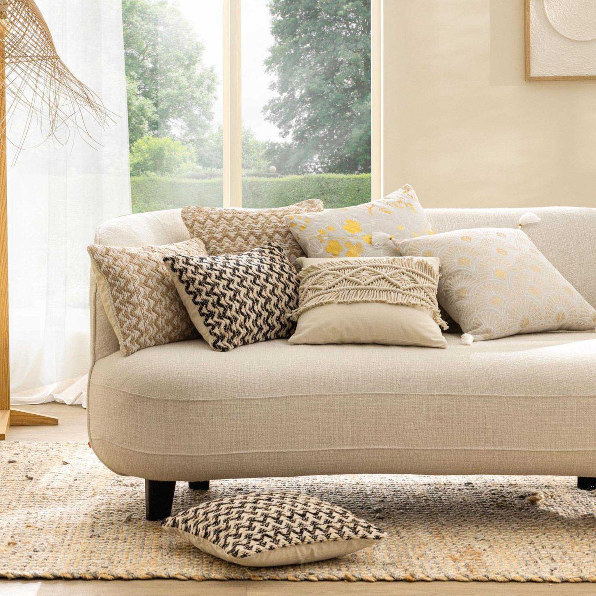 Voir la diapositive 4 : Douceur d'Intérieur Coussin déco fantaisie  loumeo  30x50cm noir