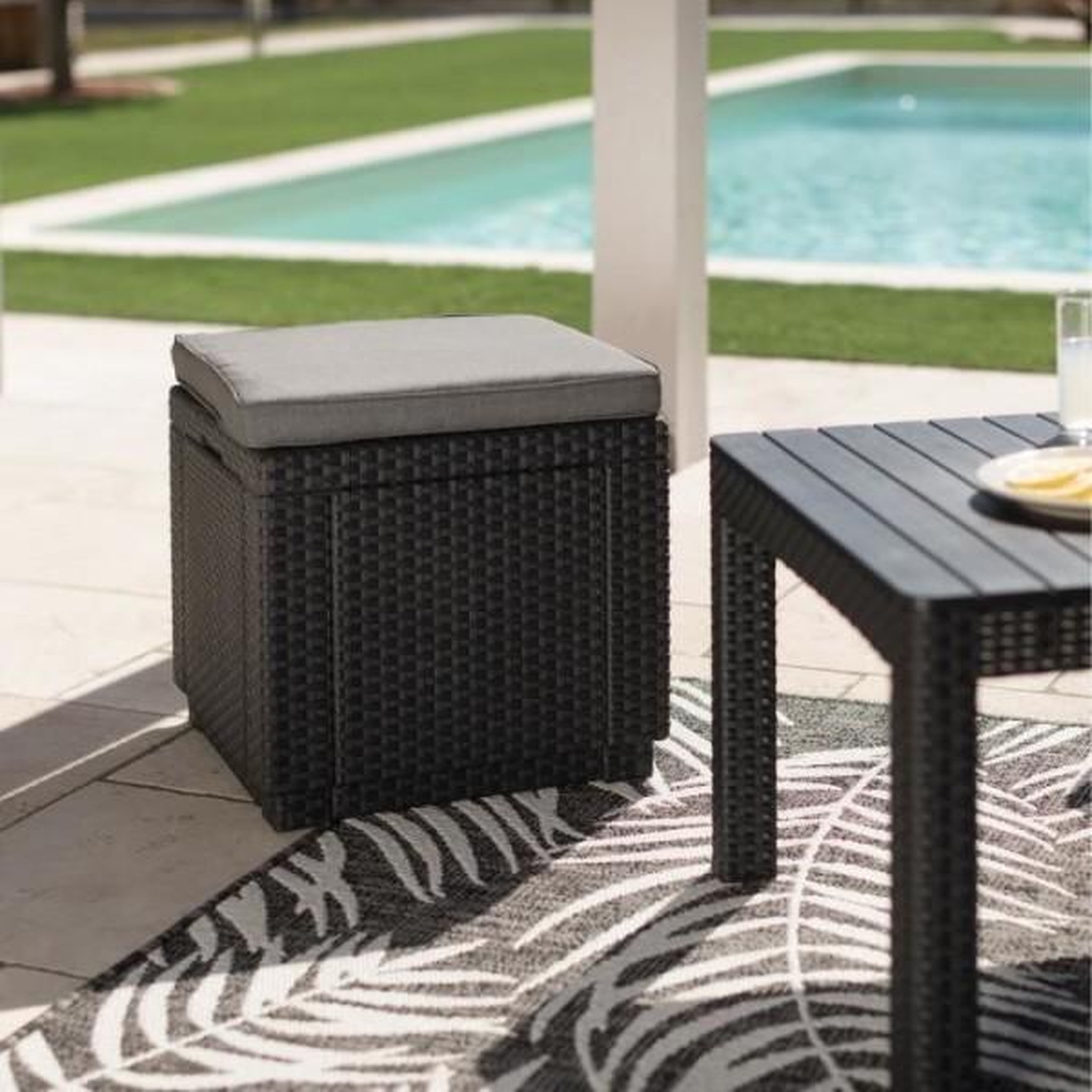 Voir la diapositive 2 : ALLIBERT by KETER Table-pouf de jardin Keter - ALLIBERT by KETER - Cube avec coussin - Gris graphite - 47,1 L