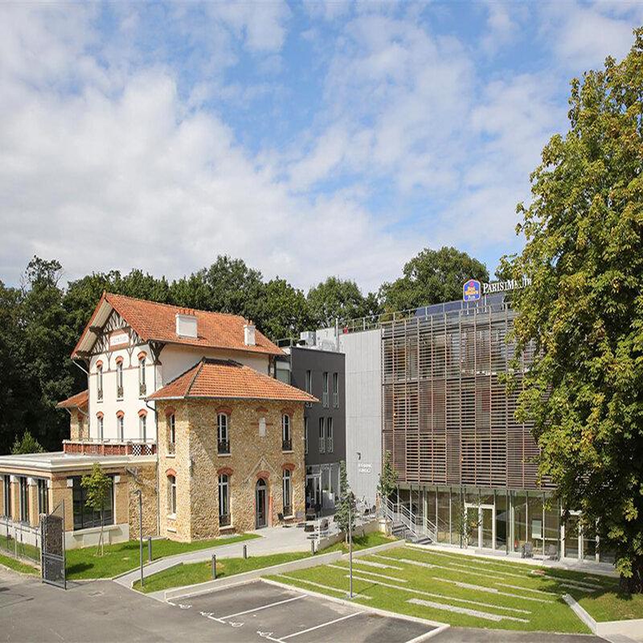 Voir la diapositive 2 : Smartbox 2 jours en hôtel de charme 4* à meudon-la-forêt avec accès illimité au sauna et dîner 2 plats - coffret cadeau séjour