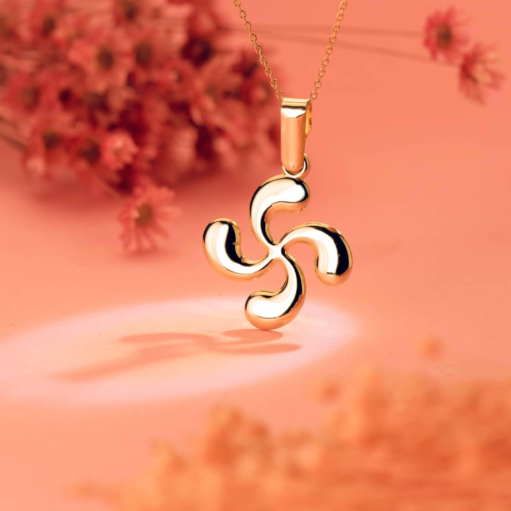Voir la diapositive 2 : L'ATELIER D'AZUR Pendentif Or 18 Carats 750 Jaune - Croix Basque Lauburu - Chaines Offertes