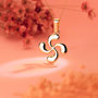 Voir la diapositive 2 : L'ATELIER D'AZUR Pendentif Or 18 Carats 750 Jaune - Croix Basque Lauburu - Chaines Offertes