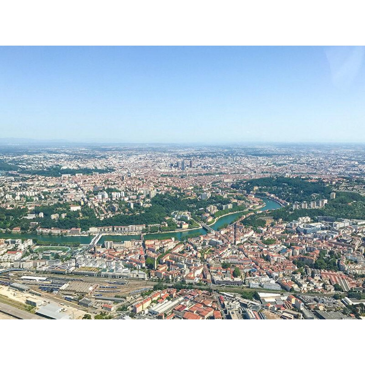 Smartbox Vol en hélicoptère de 20 min pour 2 personnes près de Lyon - Coffret Cadeau Sport & Aventure