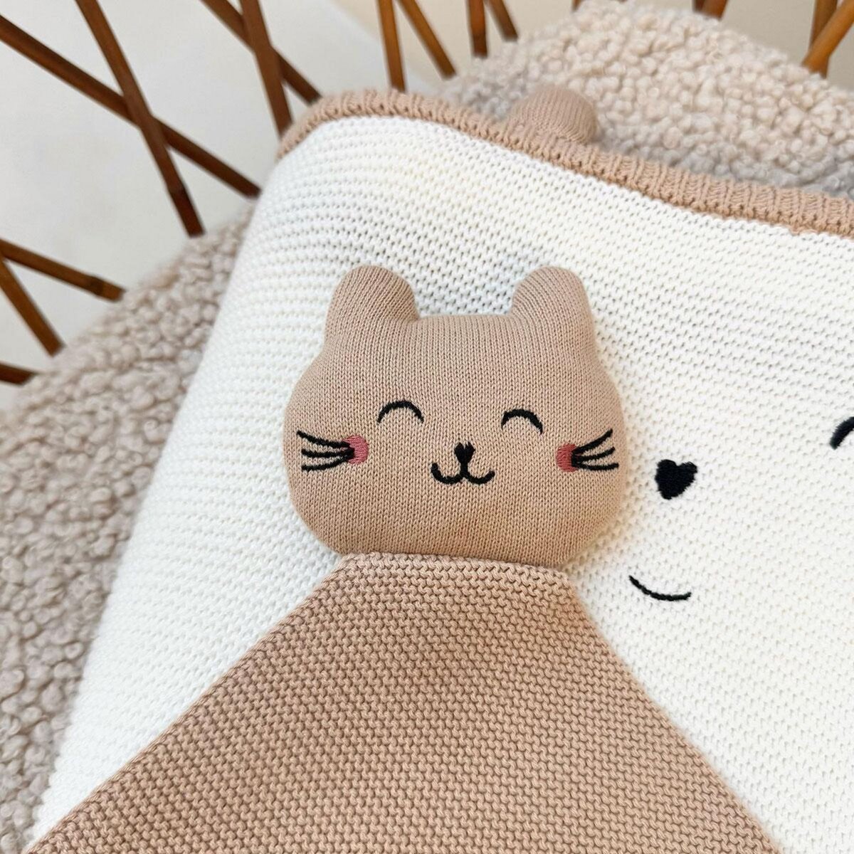 Petit Béguin Doudou en tricot Hello Baby