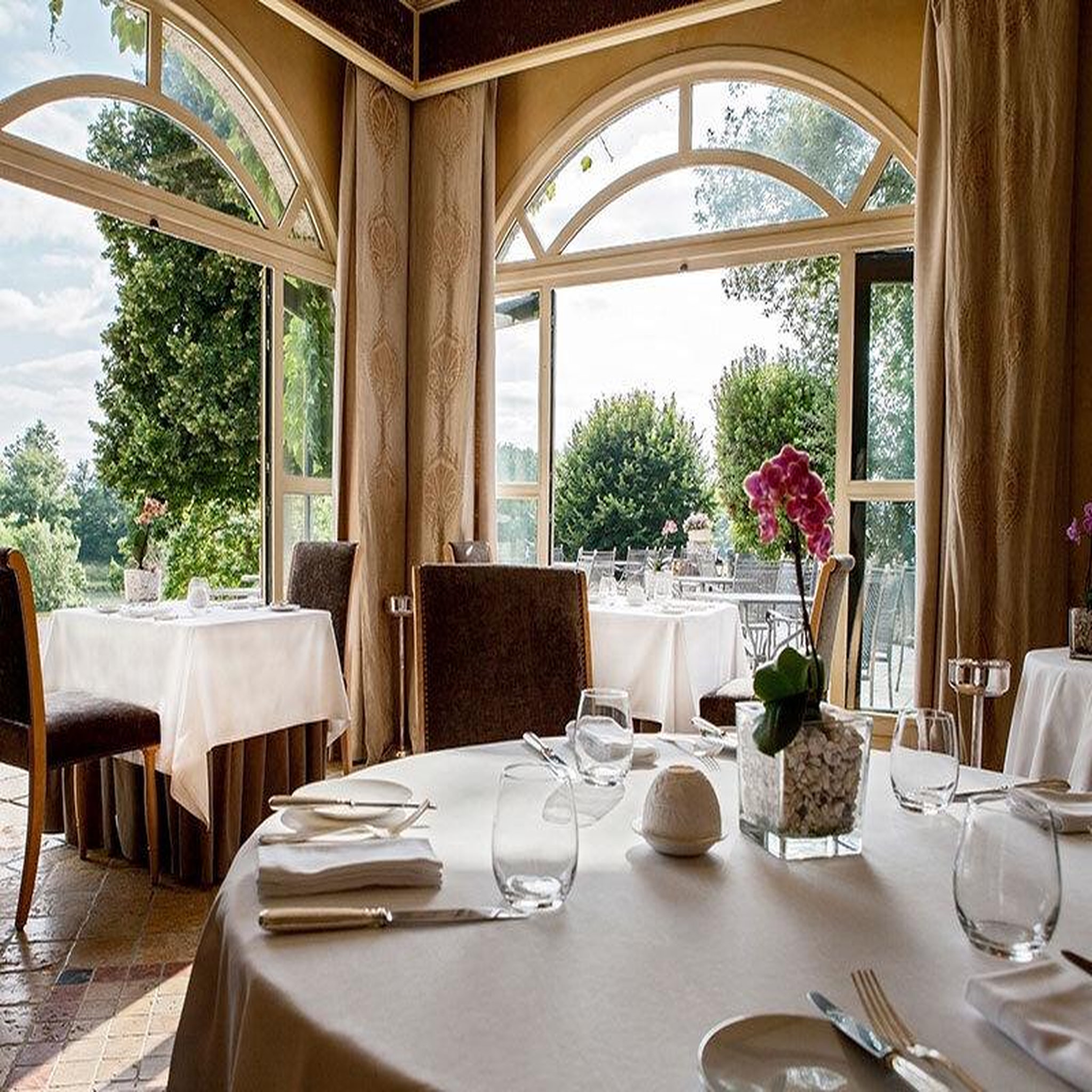 Voir la diapositive 3 : Smartbox Adresses primées : menu 5 plats au restaurant du château et relais des vigiers près de bergerac - coffret cadeau gastronomie