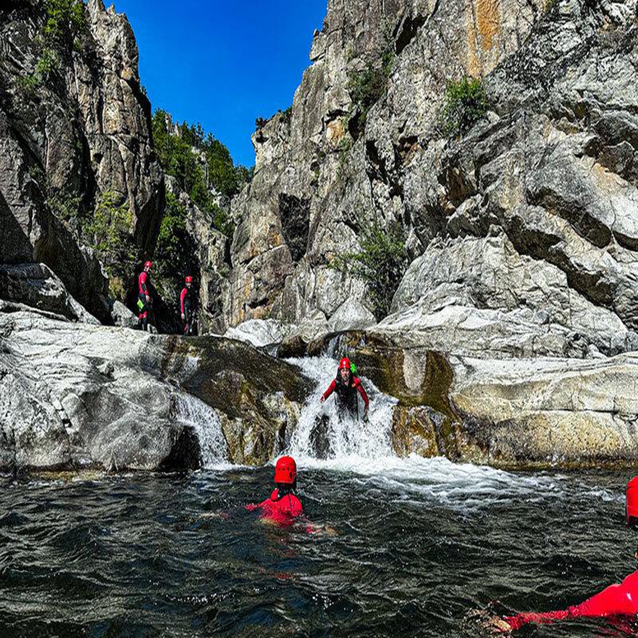 Voir la diapositive 2 : Smartbox Demi-journée de canyoning dans le parc naturel des monts d'ardèche pour 1 adulte et 1 enfant - coffret cadeau sport & aventure
