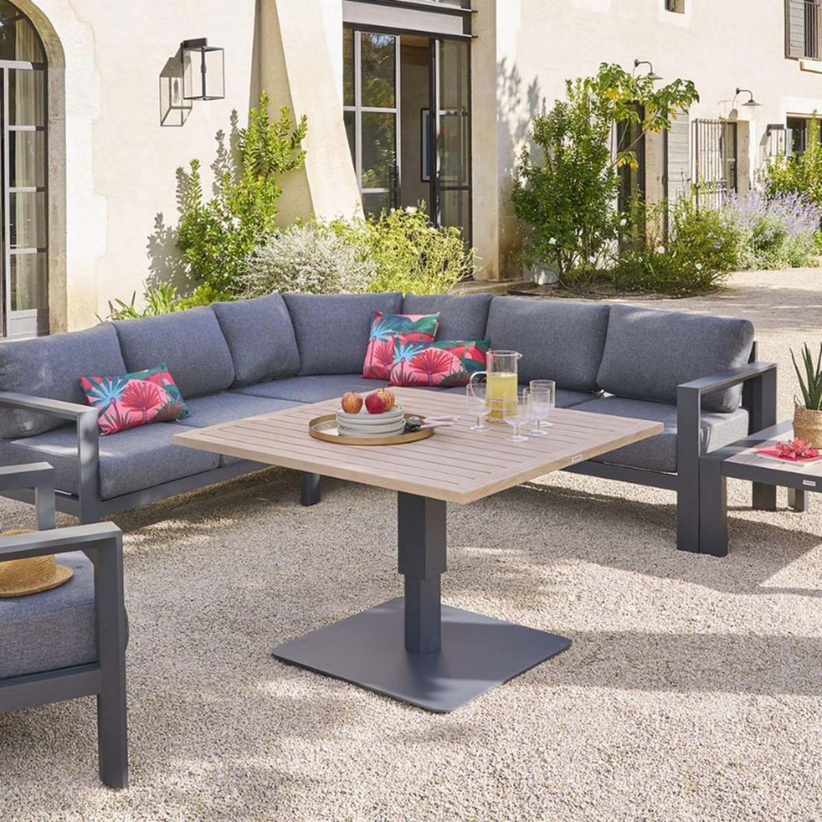 HESPERIDE Table de jardin relevable carrée en aluminium SALIMIA - Graphite et honey